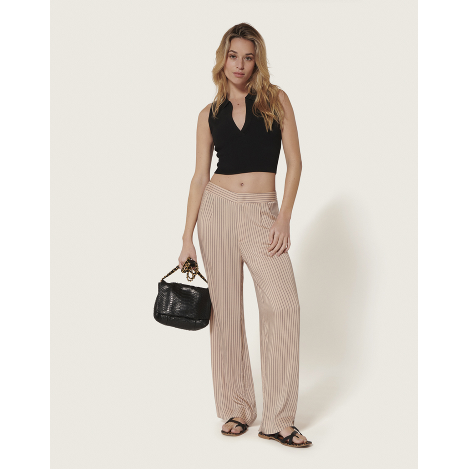 Karma Koma Rover Hose mit Streifen in Beige von Karma Koma Model vorne