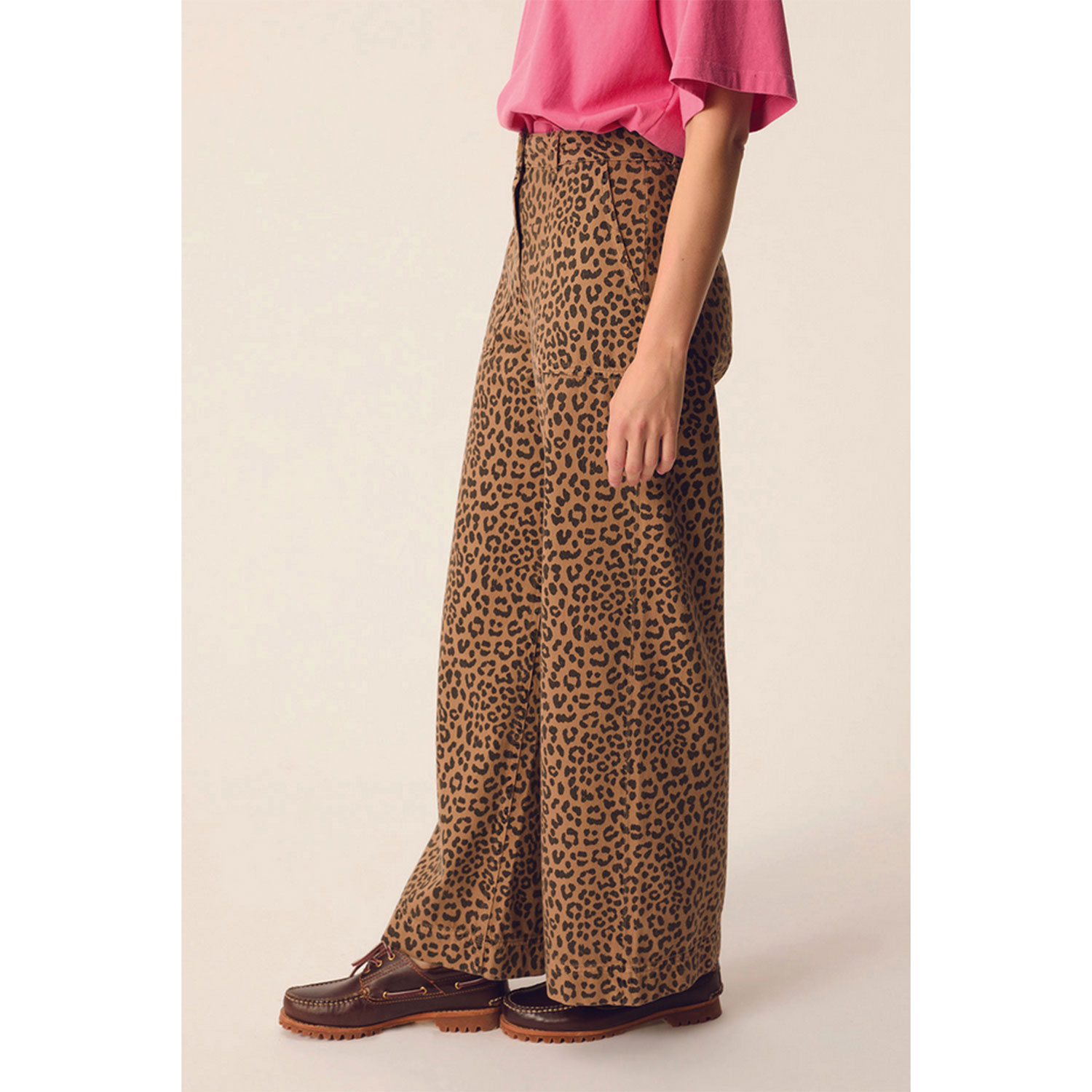 Des Petits Hauts Saga hochgeschnittene Hose mit weiten Beinen in Braun mit Leopardenprint von Des Petits Hauts Model seite