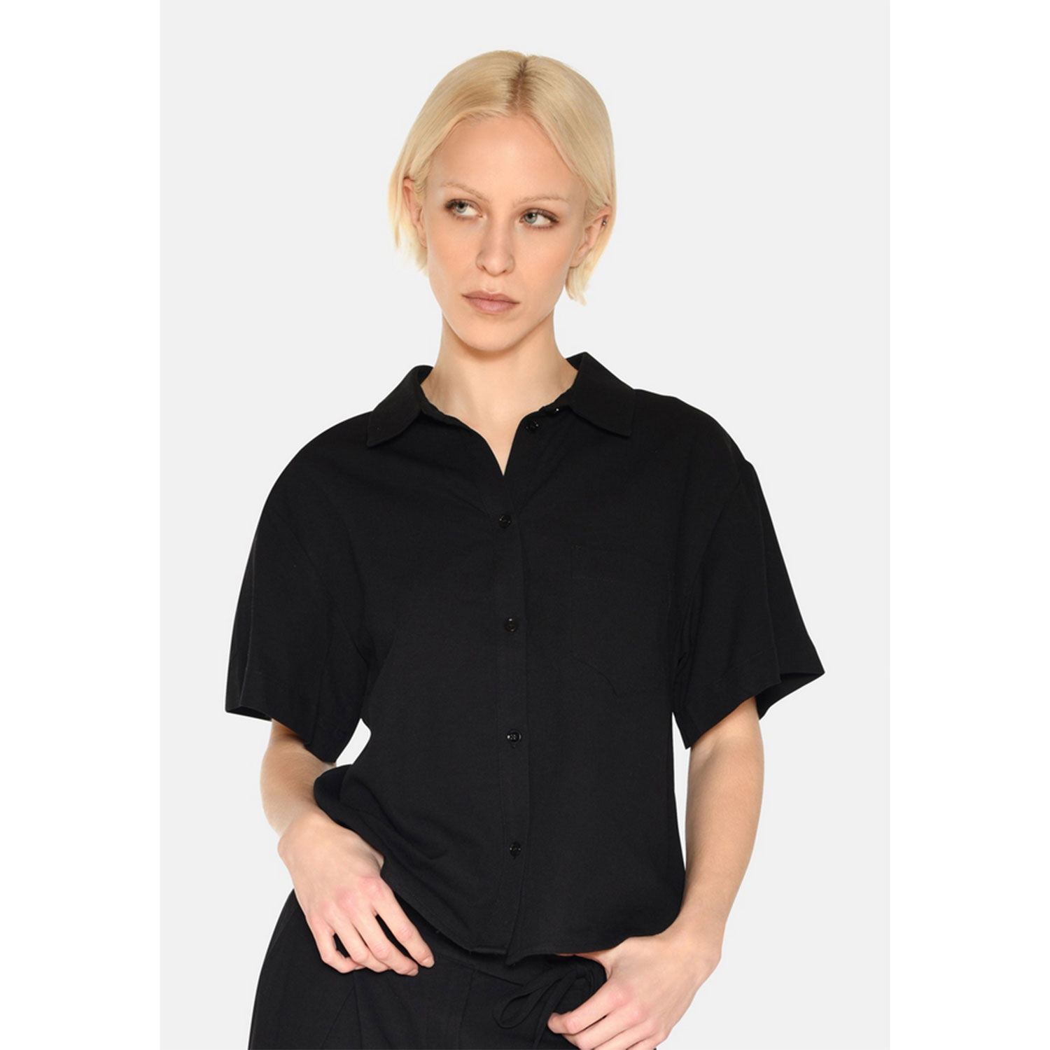 Minimum Sage Kurzarm Hemd mit Chemisekragen und Knopfleiste in Schwarz von Minimum. Model vorne