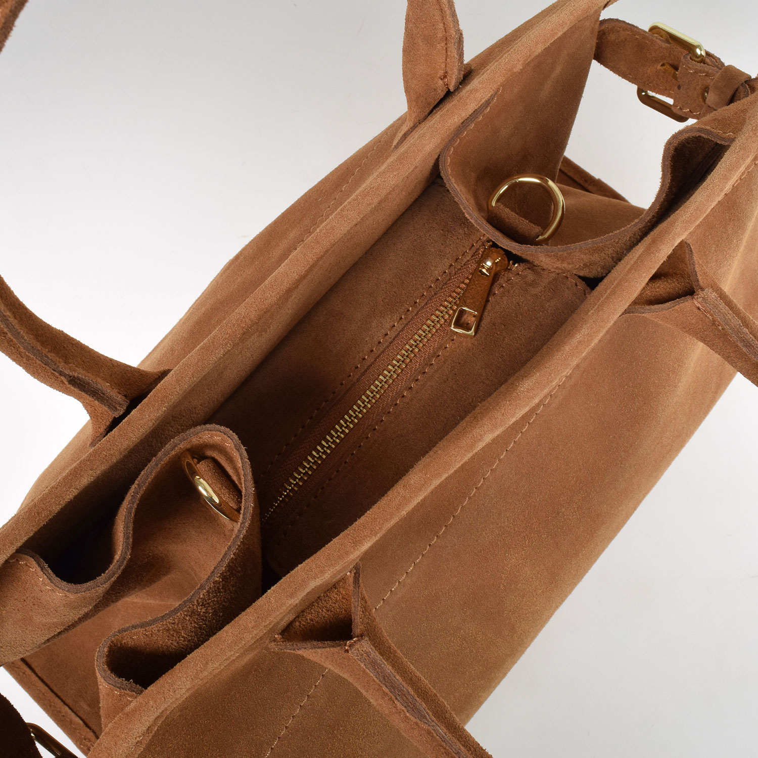 La Garçonne Accessoires Saint-Paul Tasche mit Reissverschluss in Hellbraun aus Wildleder von La Garçonne Accessoires. Detail