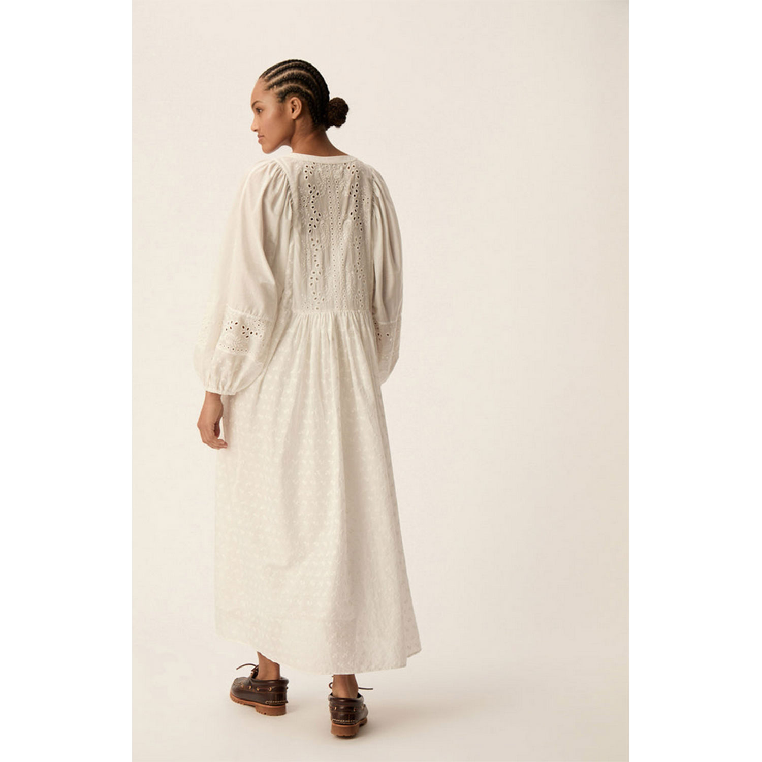 Des Petits Hauts Salama Kleid in Ecru von Des Petits Hauts Model hinten