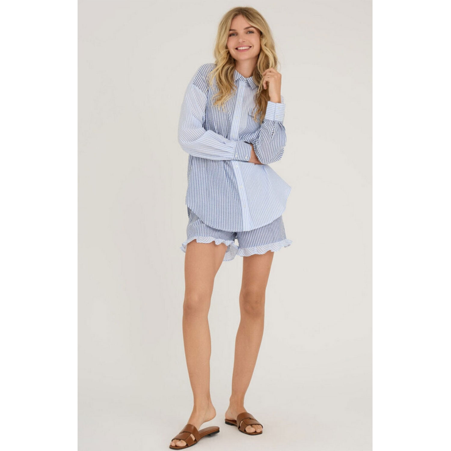 A-View Salvador Shorts in Blau Weiss gestreift von A-View Model vorne