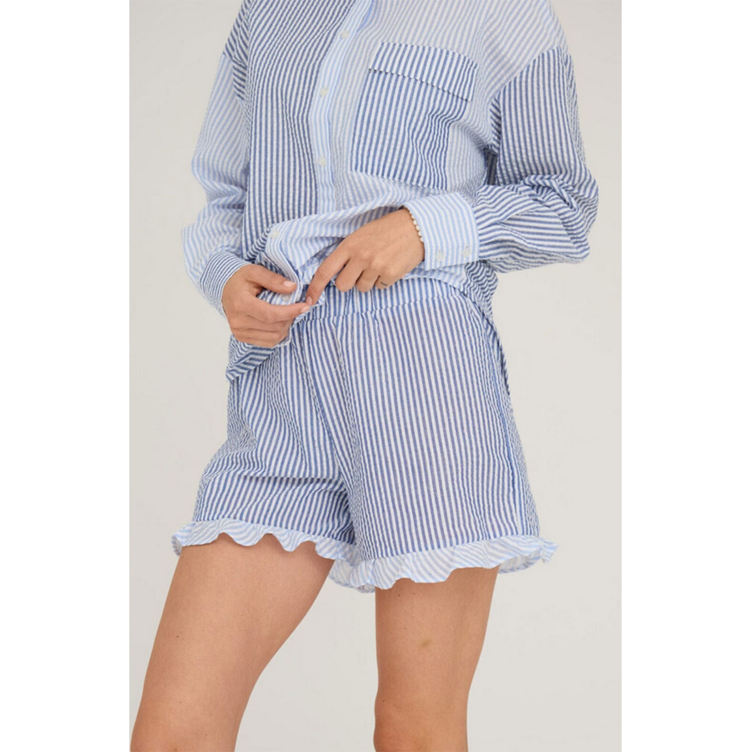 A-View Salvador Shorts in Blau Weiss gestreift von A-View Model vorne