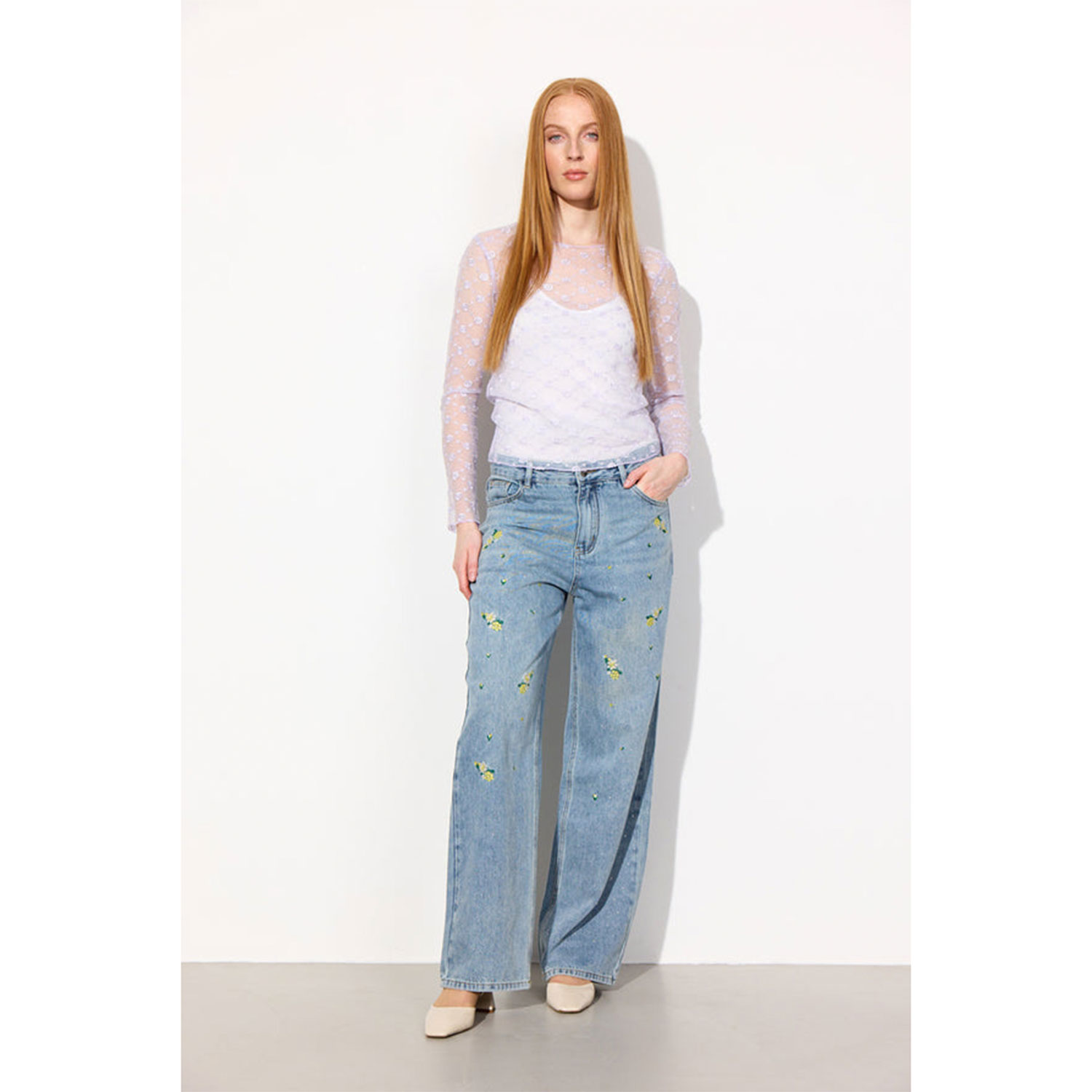 Hunkøn Sammy Langarm Bluse in Lila mit zarter Stickerei von Hunkøn. Model vorne