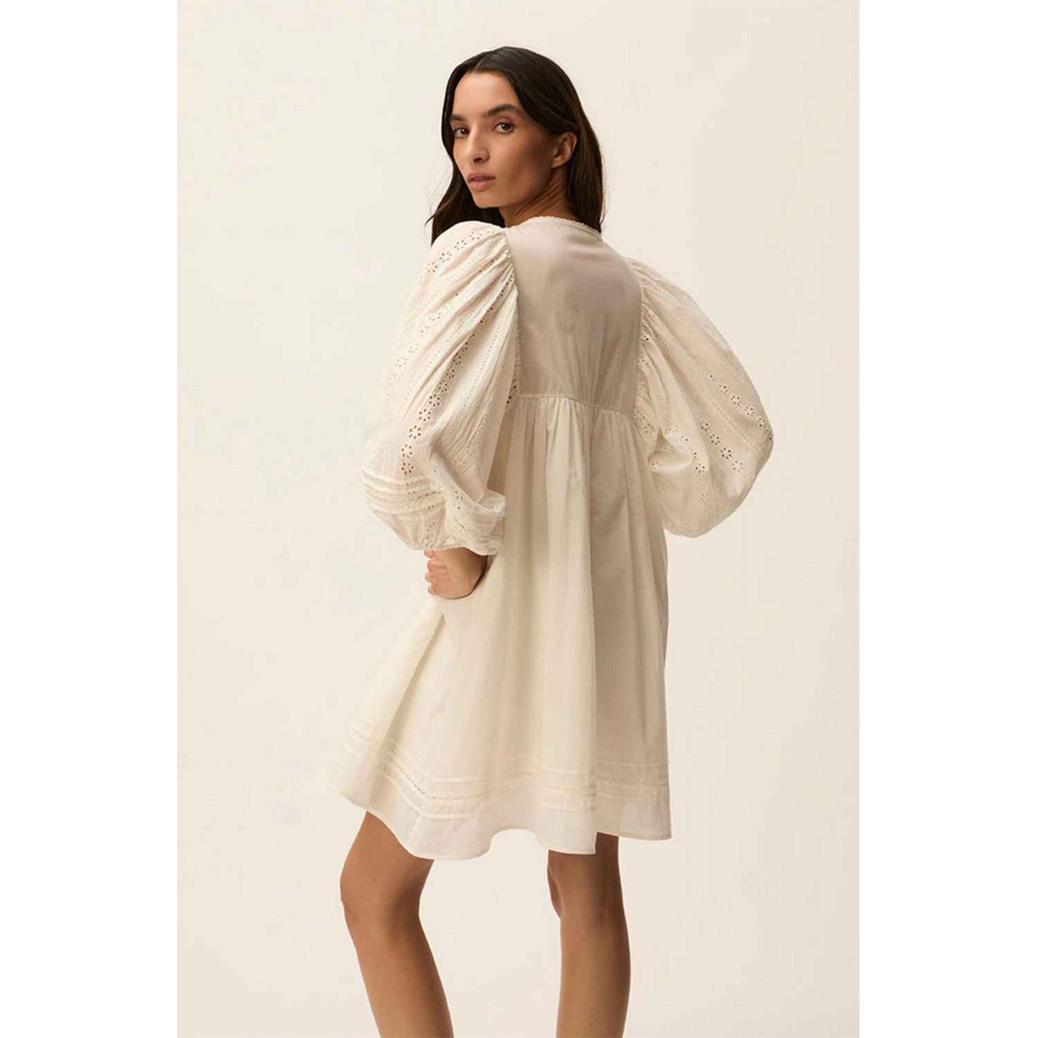 Des Petits Hauts Saturne Kleid in Ecru von Des Petits Hauts Model hinten