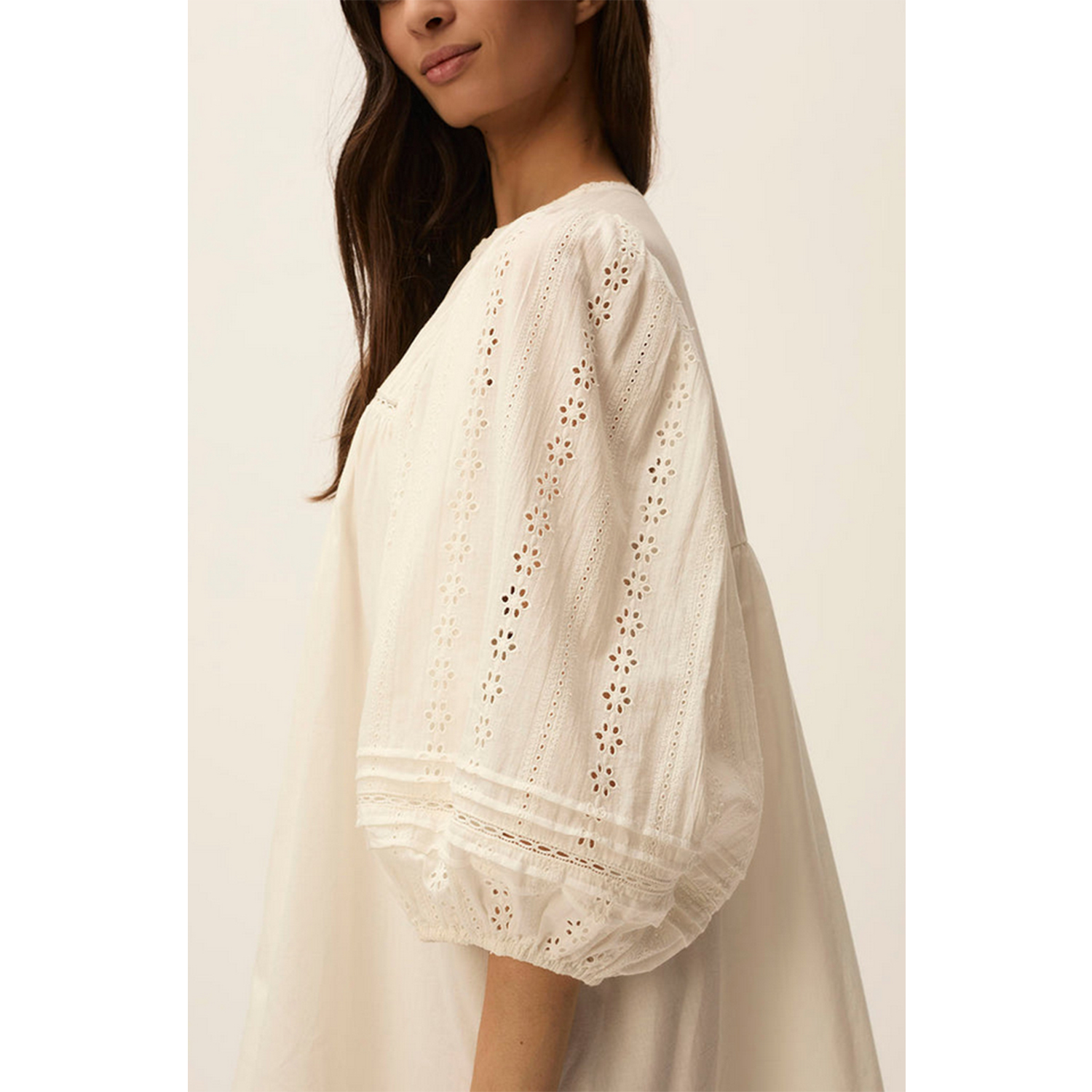 Des Petits Hauts Saturne Kleid in Ecru von Des Petits Hauts Model Seite Detail