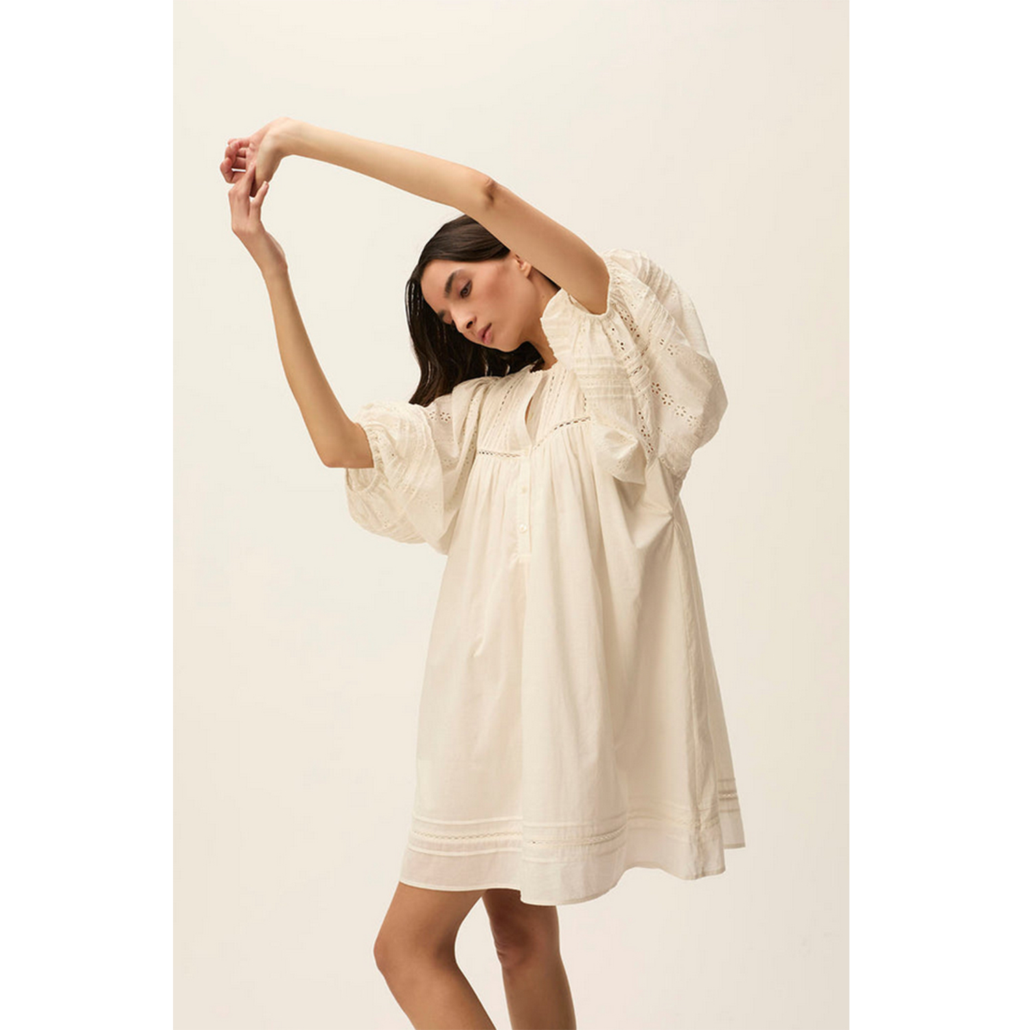 Des Petits Hauts Saturne Kleid in Ecru von Des Petits Hauts Model vorne