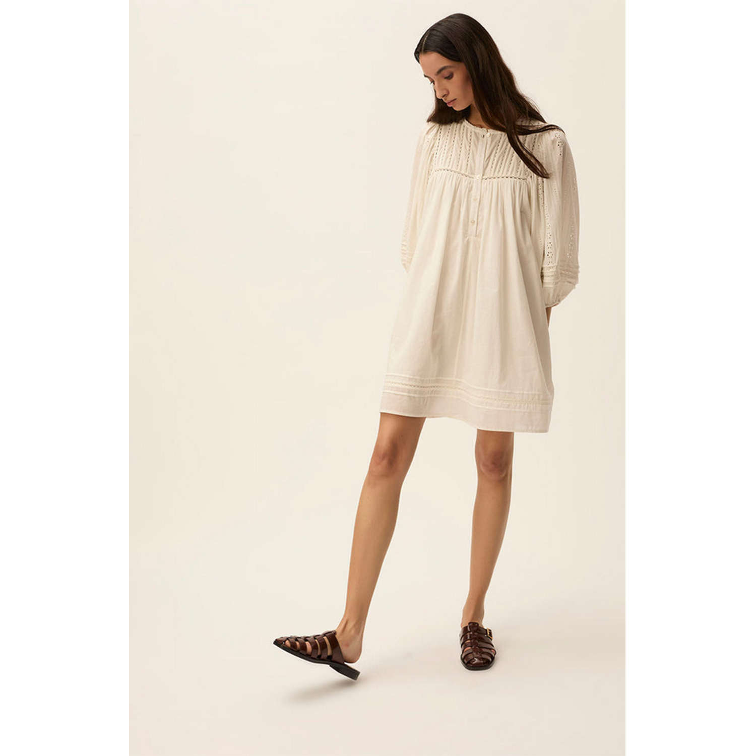 Des Petits Hauts Saturne Kleid in Ecru von Des Petits Hauts Model vorne