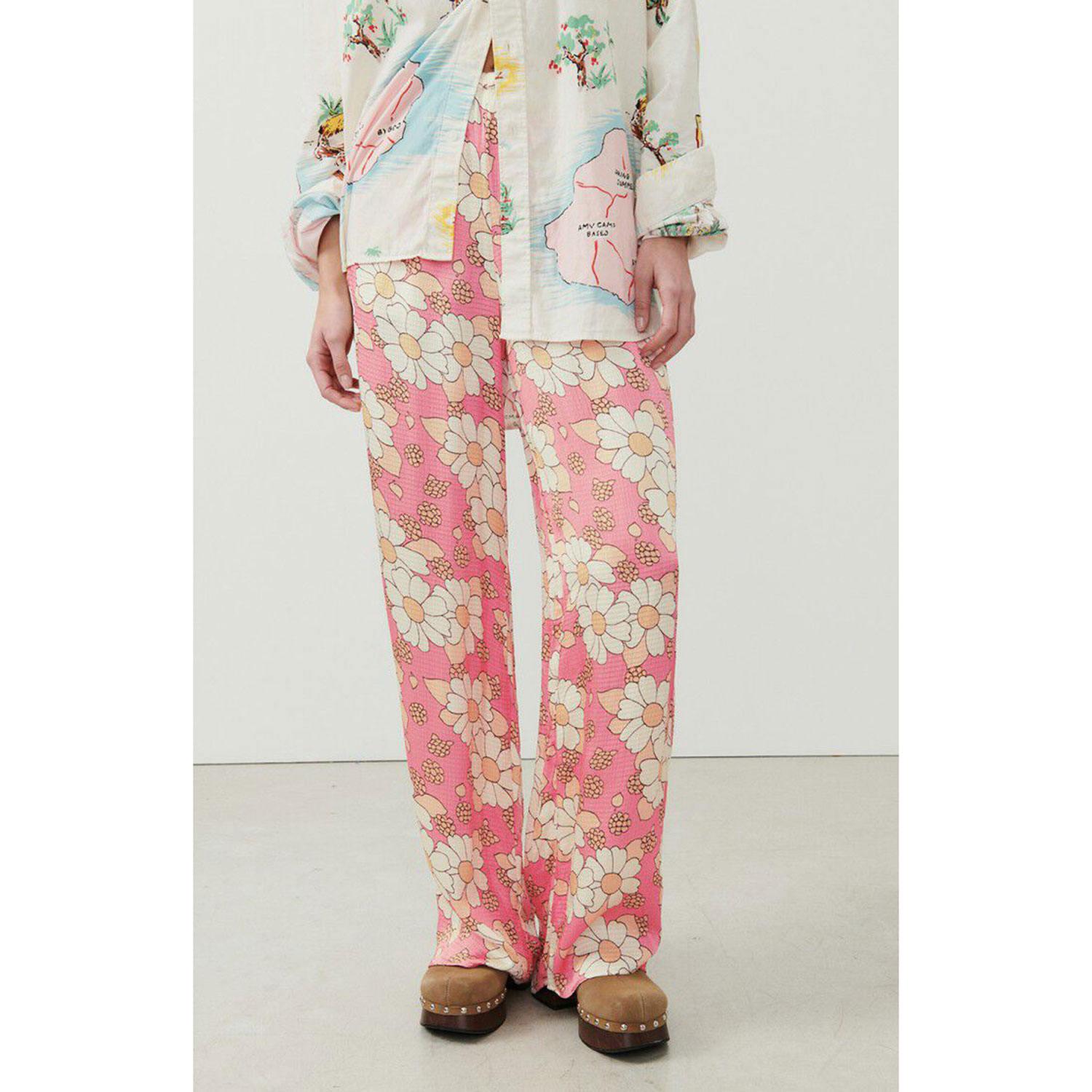 American Vintage Shan American Vintage Hose Blumenprint Rosa Gelb Model vorne