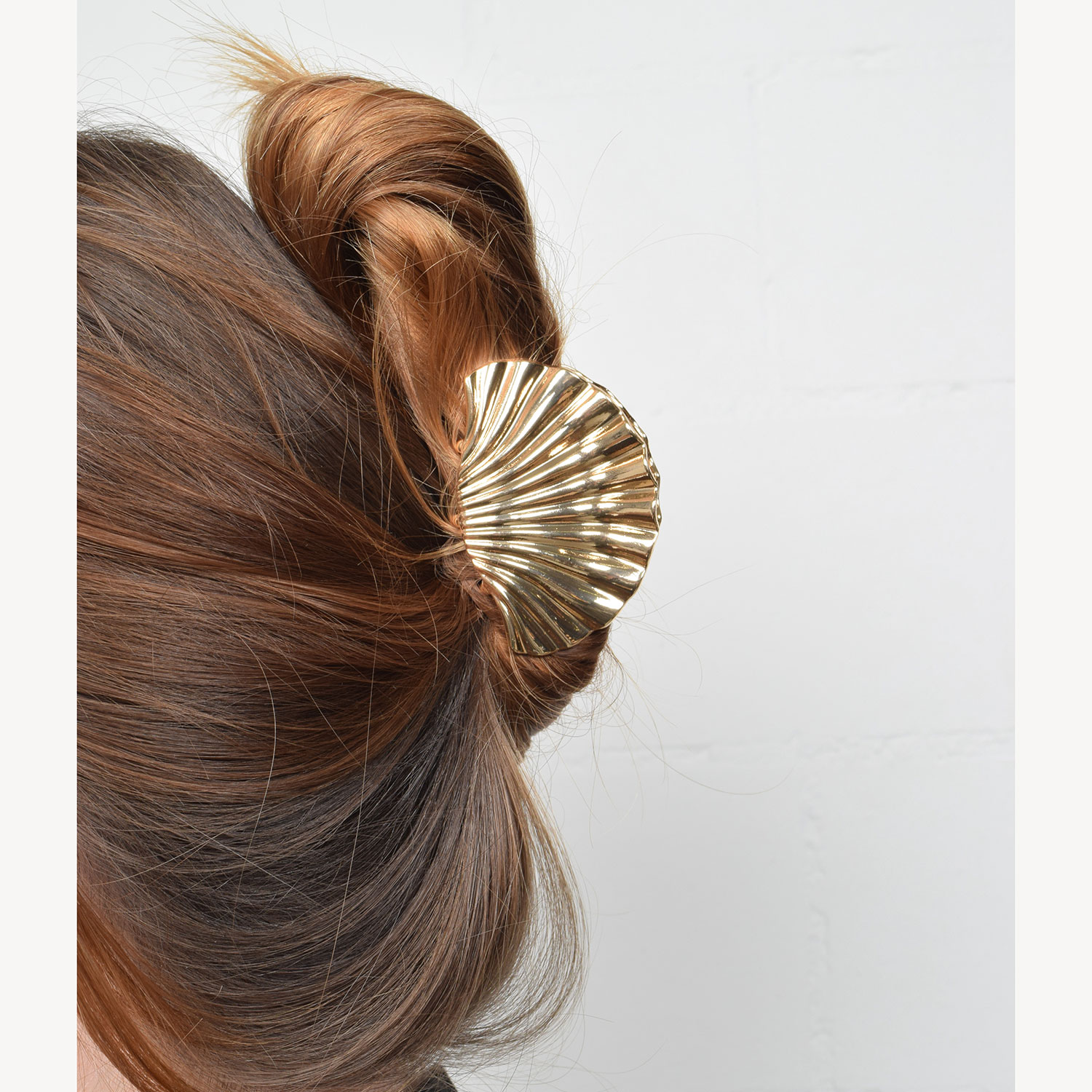 J'adore Shell Haarklammer in einer Muschelform aus Metall in Gold von J'adore Model Seite