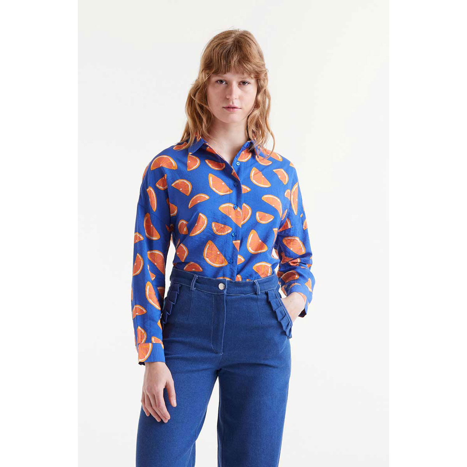 Compañia Fantastica Bluse in Blau mit Orangen Print von Compañia Fantastica Model vorne