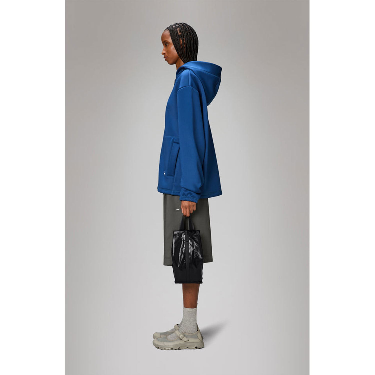 Rains Sibu Necessaire in Schwarz von Rains Model vorne