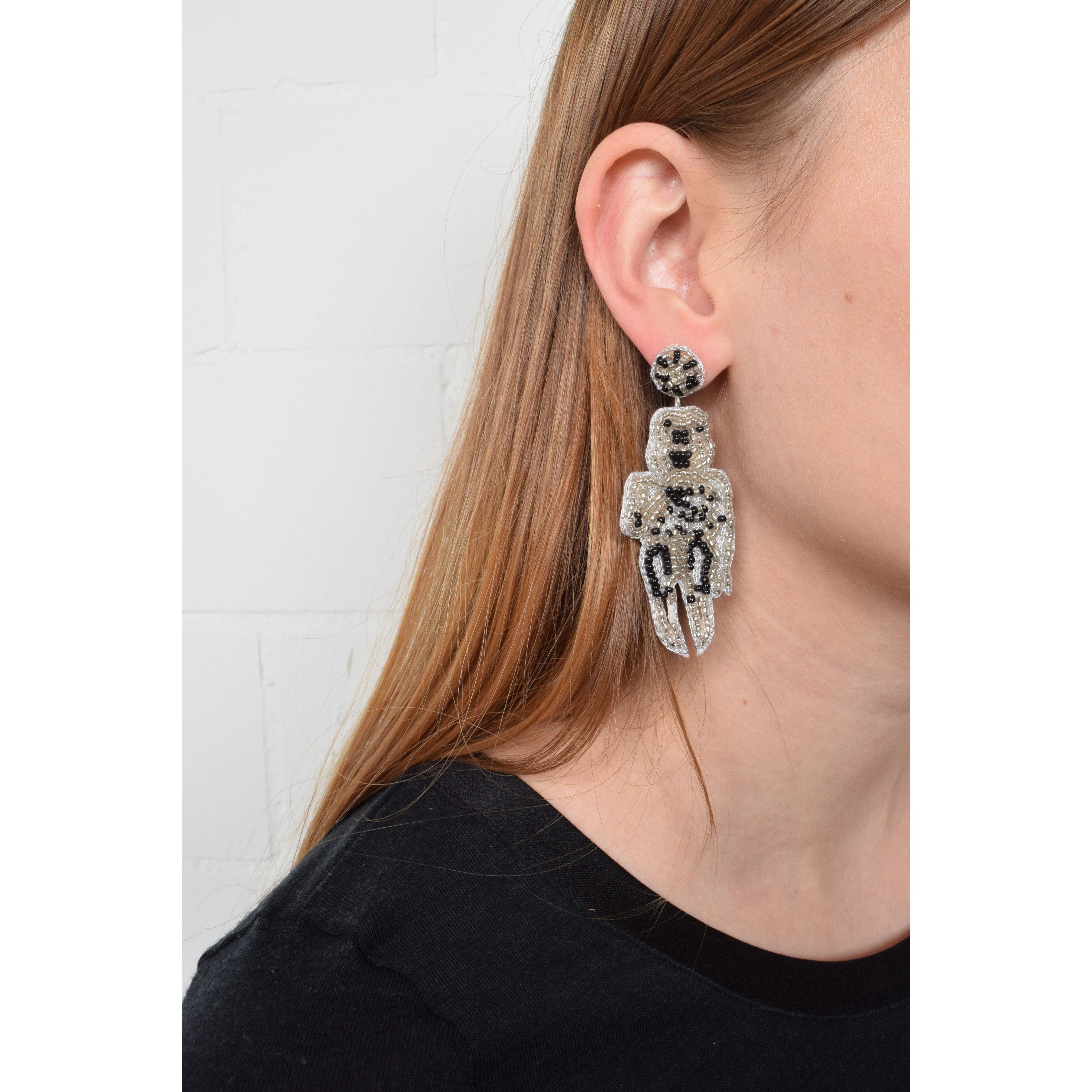 La Garçonne Bijoux Skelett Ohrstecker in Silber und Schwarz von La Garconne Bijoux Model vorne