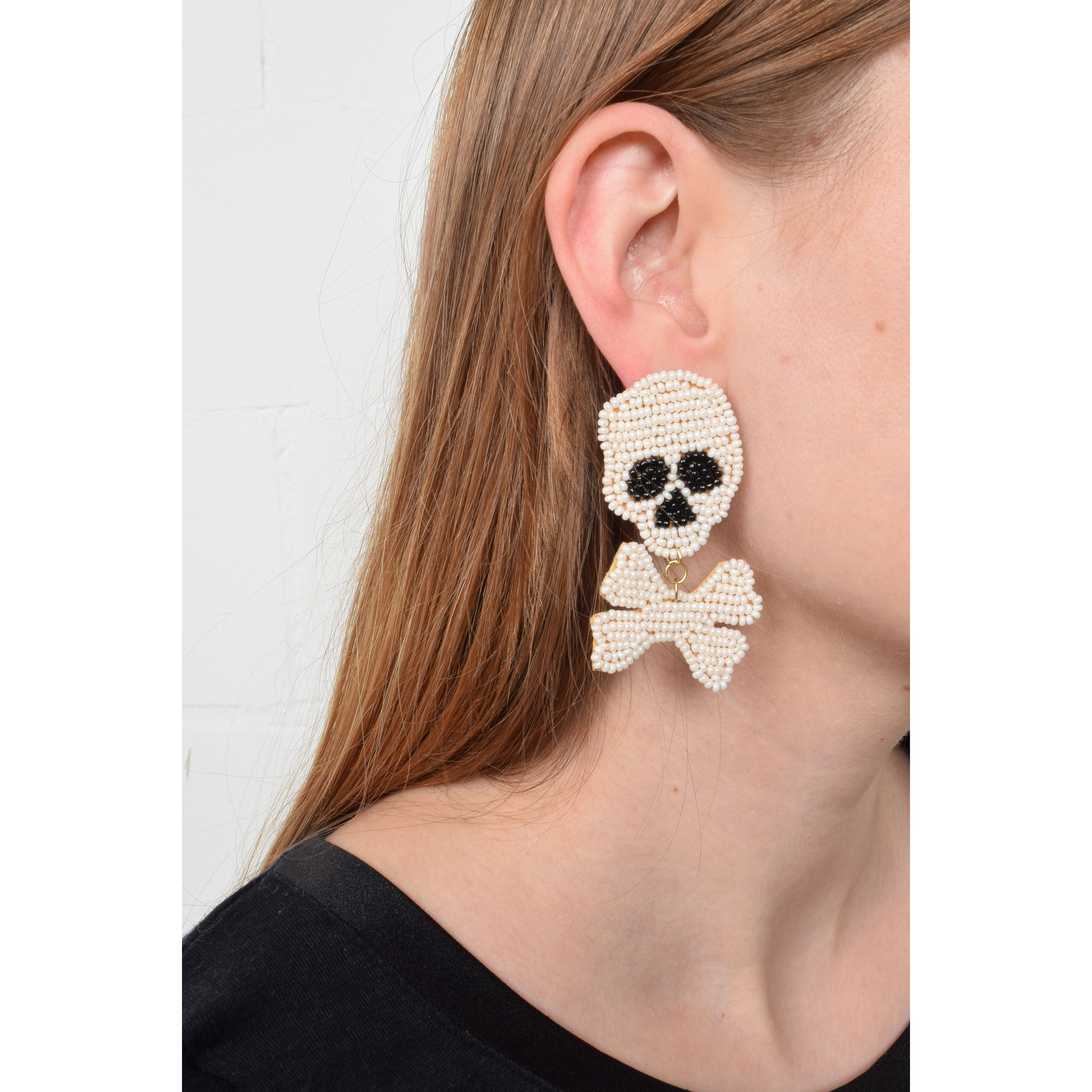 La Garçonne Bijoux Skull Ohrstecker in Weiss von La Garconne Bijoux Model vorne