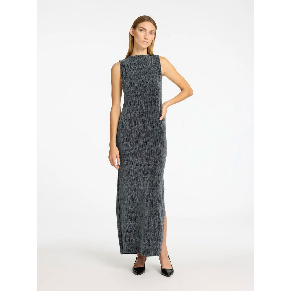 Selected Femme Anita Kleid in Schwarz mit silbernen Lurexfäden von Selected Femme Model vorne