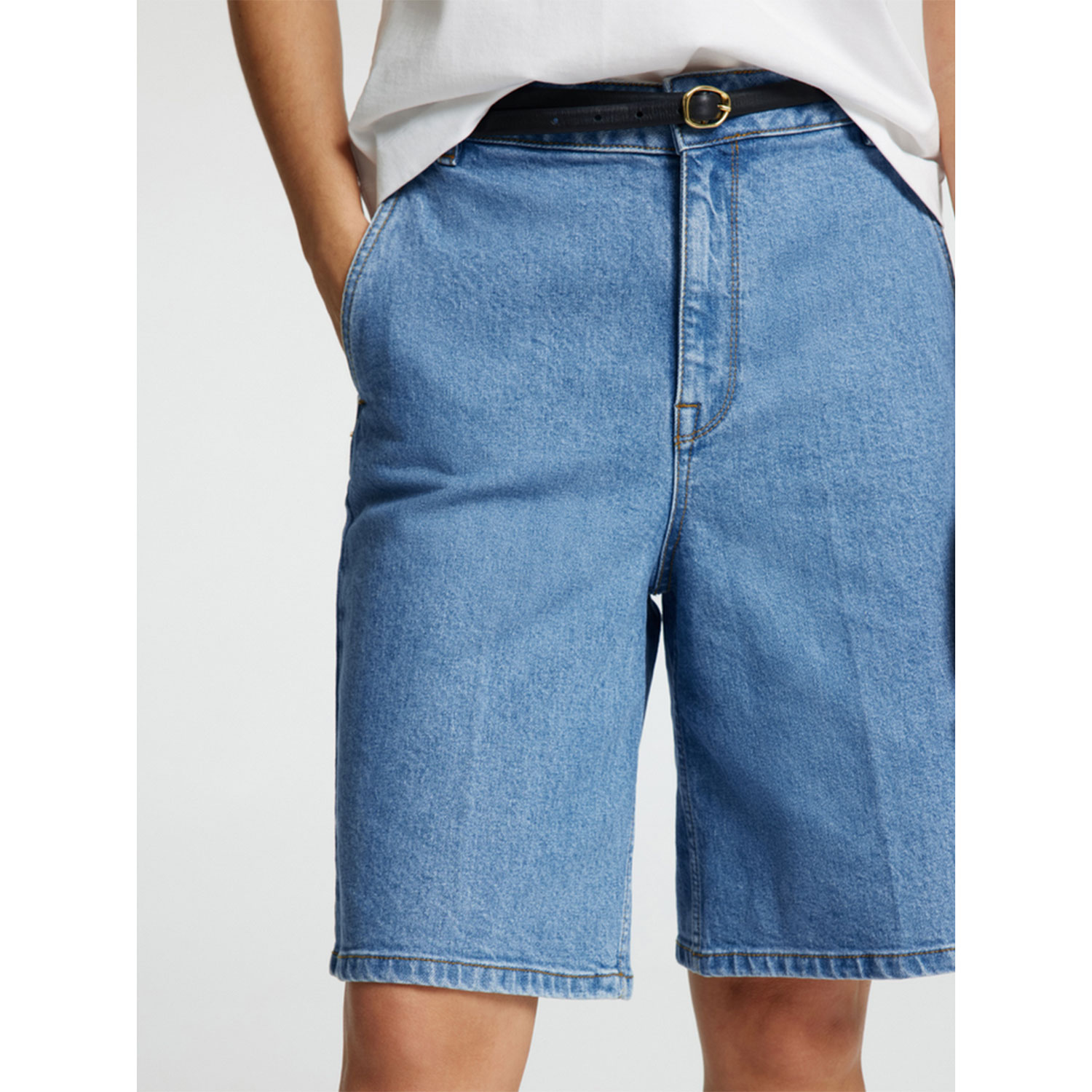 Selected Femme Evelyn Denim Shorts in Blau von Selected Femme Model Detail
