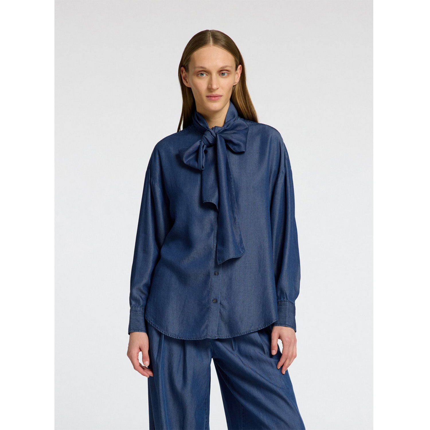 Selected Femme Janna Bluse in Denimblau von Selected Femme Model vorne