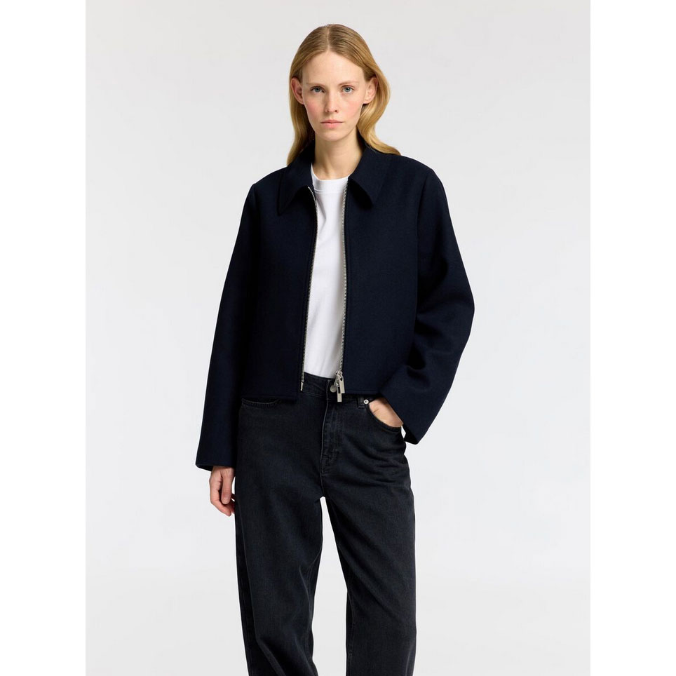 Selected Femme Selma Jacke in Dunkelblau von Selected Femme Model vorne