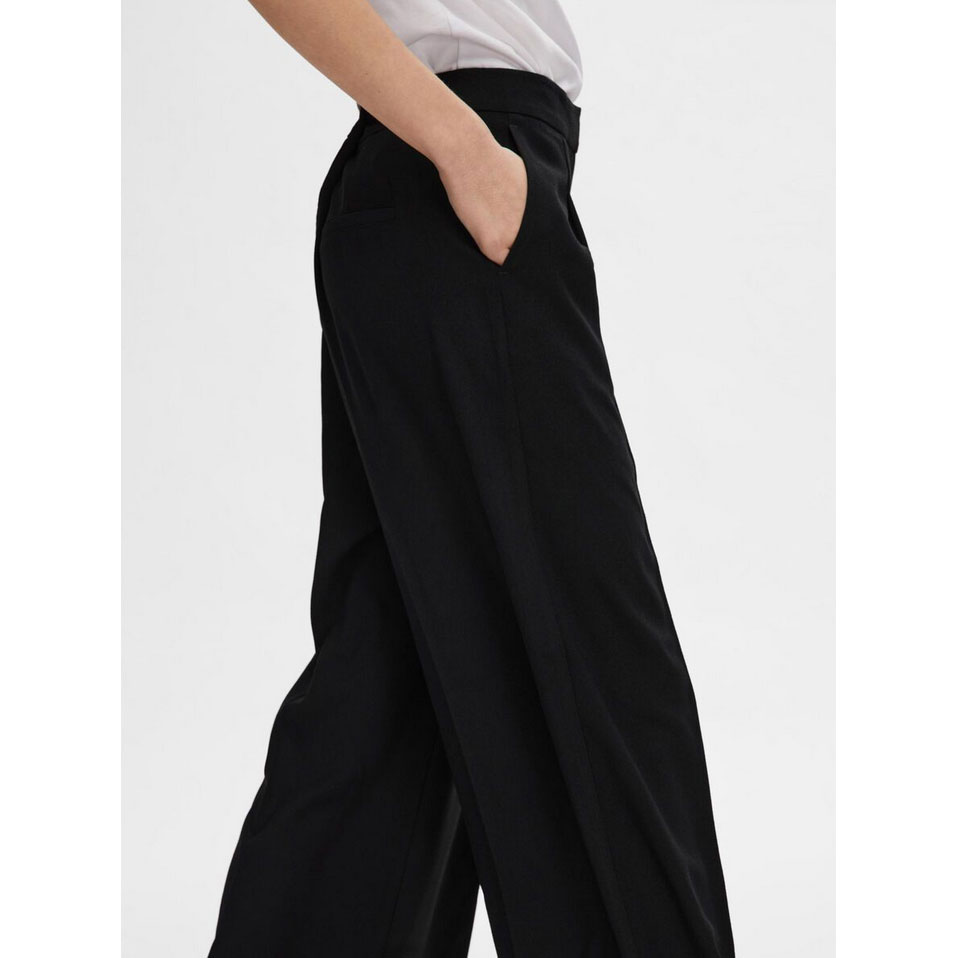 Selected Femme Tinni Hose in Schwarz von Selected Femme Model Detail