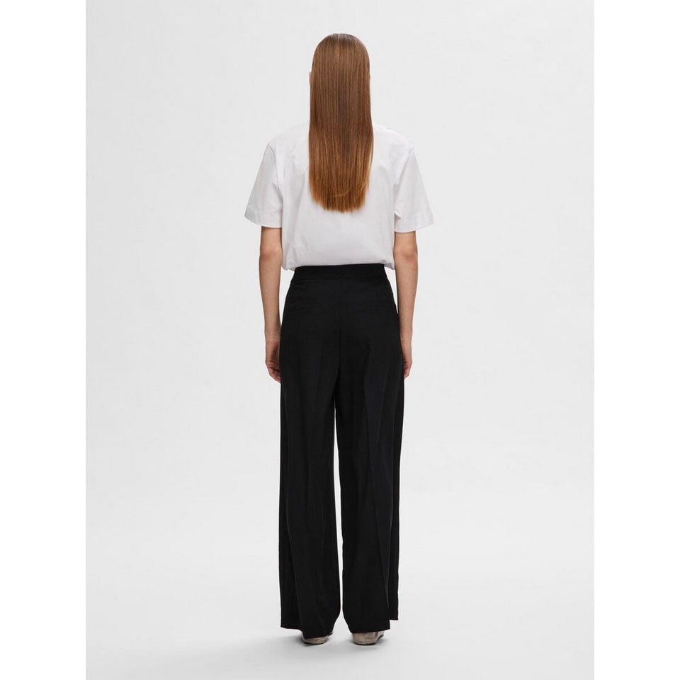 Selected Femme Tinni Hose in Schwarz von Selected Femme Model hinten