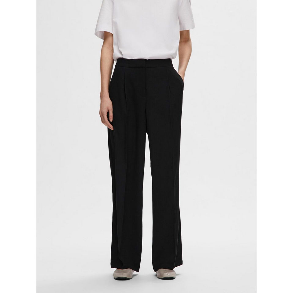 Selected Femme Tinni Hose in Schwarz von Selected Femme Model vorne