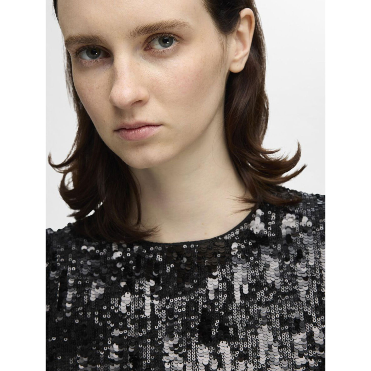 Selected Femme Ari-Colyn Minikleid mit schwarzen Pailletten von Selected Femme Detail