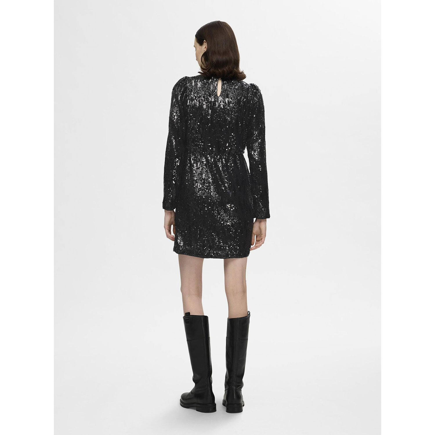 Selected Femme Ari-Colyn Minikleid mit schwarzen Pailletten von Selected Femme Model hinten