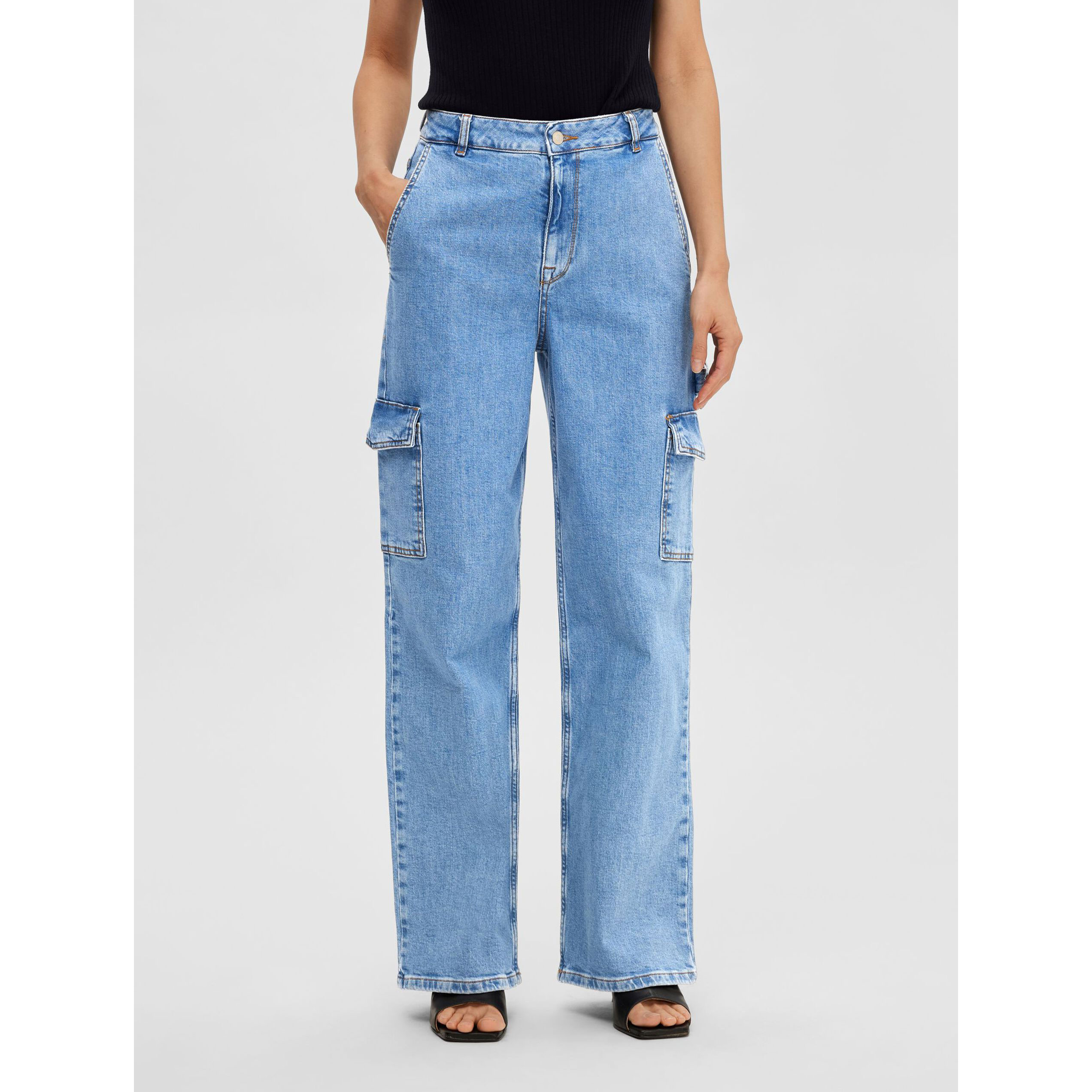 Selected Femme Betty Selected Femme Cargojeans Hellblau Model vorne