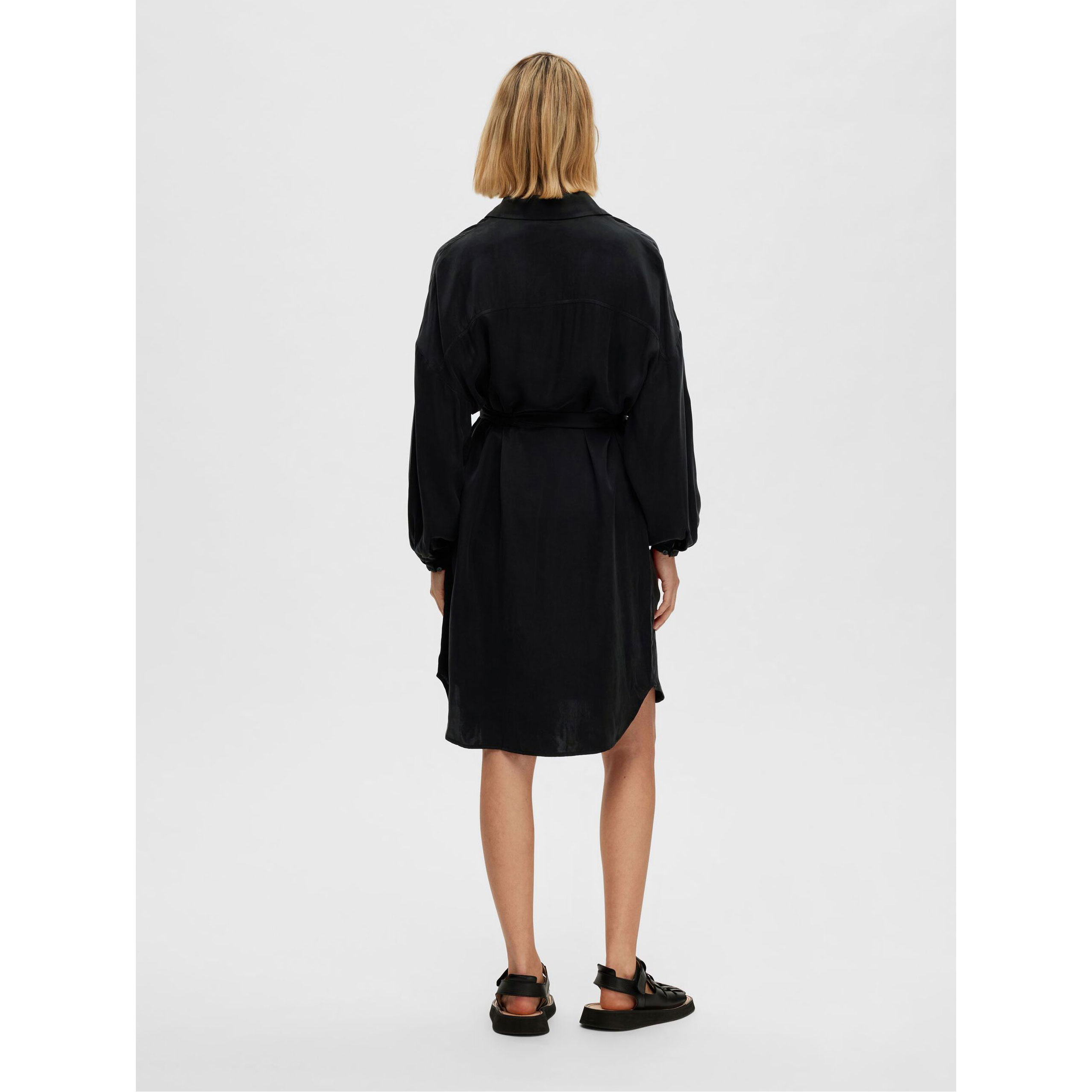 Selected Femme Irene Tonia Selected Femme Kleid Schwarz Model hinten