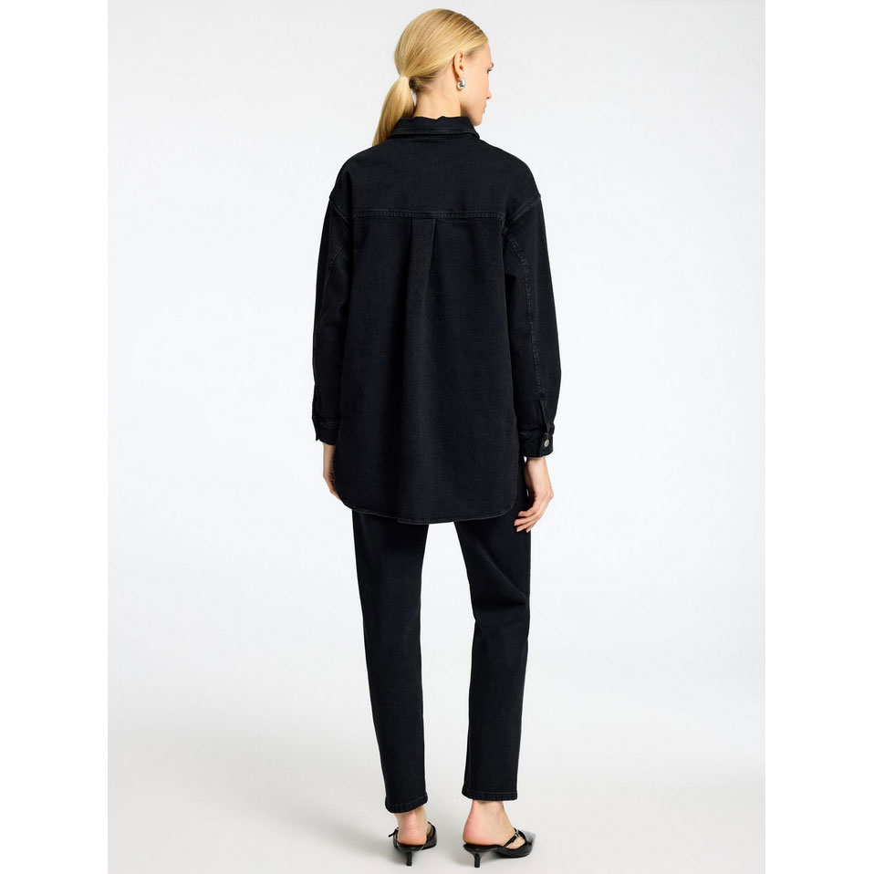 Selected Femme Iyana Hemd in Schwarz Denim von Selected Femme Model hinten