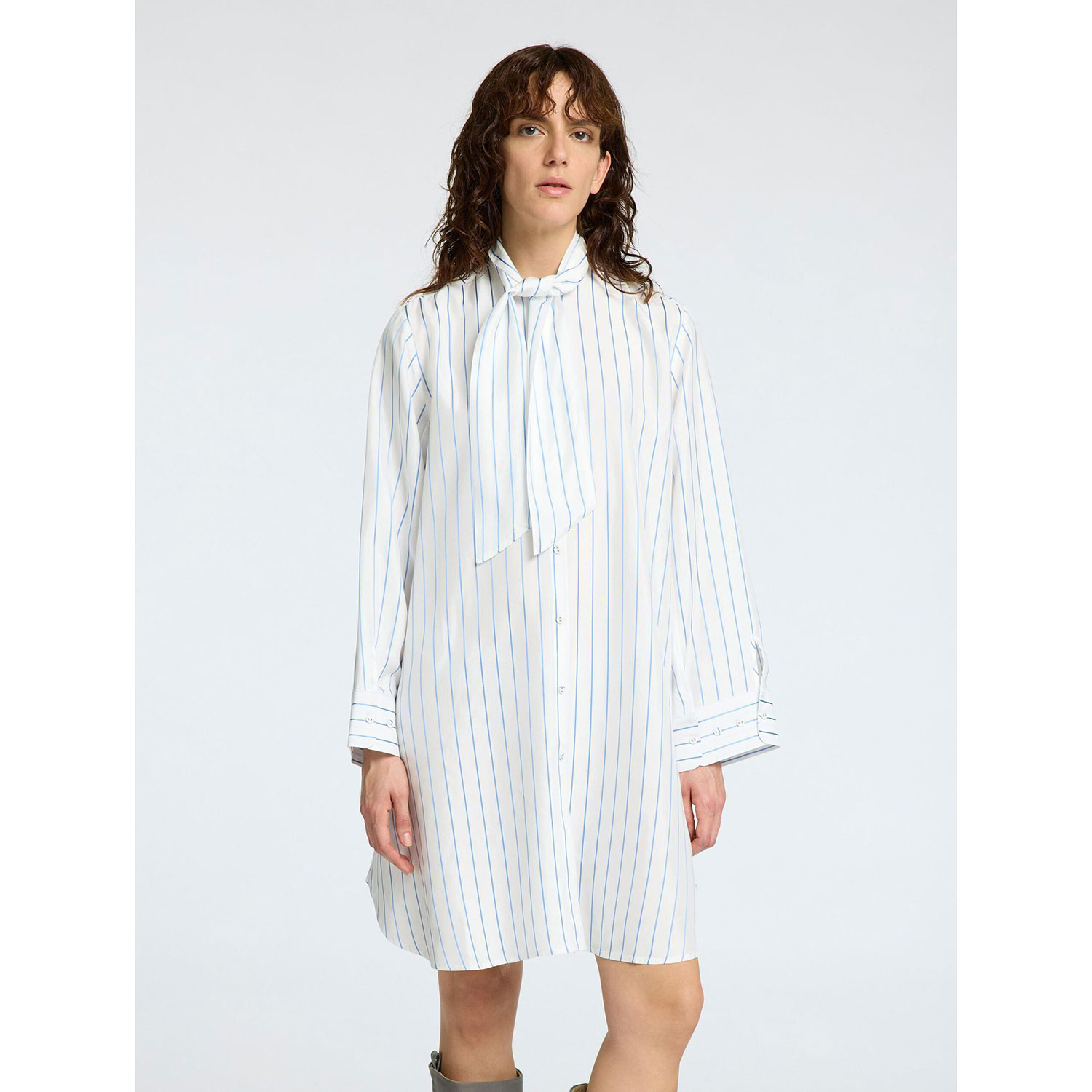 Selected Femme Mairin Tunike in Weiss mit blauen Längsstreifen, separater Schleife und Knopfleiste vorne von Selected Femme Model vorne