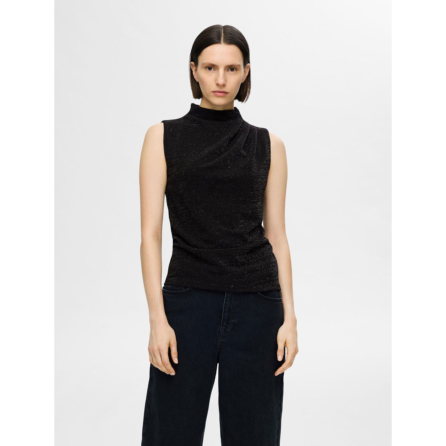 Selected Femme Marwa Top mit Stehkragen und Drapierung an der Schulter in Schwarz mit leichtem schimmer Effekt von Selected Femme Model vorne