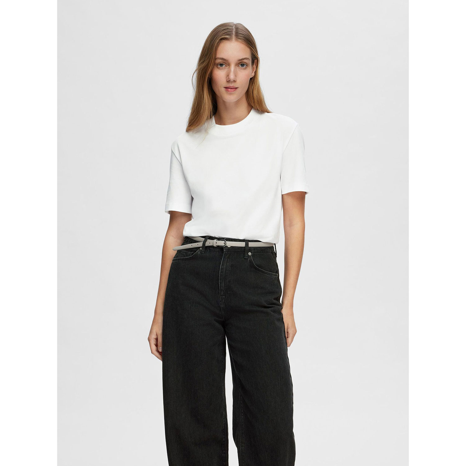 Selected Femme Relax Colwoman T-Shirt mit Rundhals-Ausschnitt in Weiss von Selected Femme Model vorne