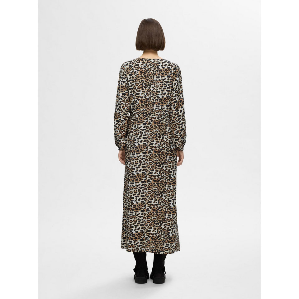 Selected Femme Salli-Damina Selected Femme Kleid mit Leopardendruck Model hinten