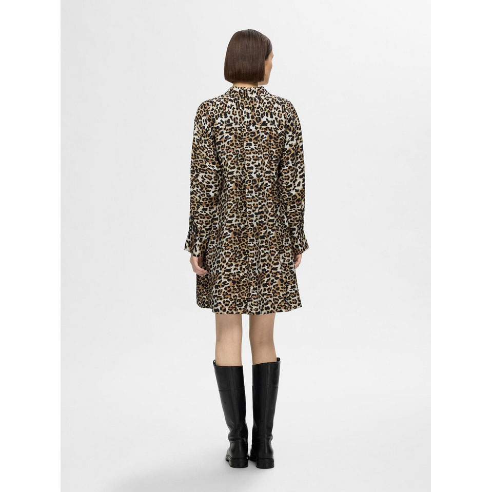 Selected Femme Salli Selected Femme Kleid mit Leopardenmuster Model hinten