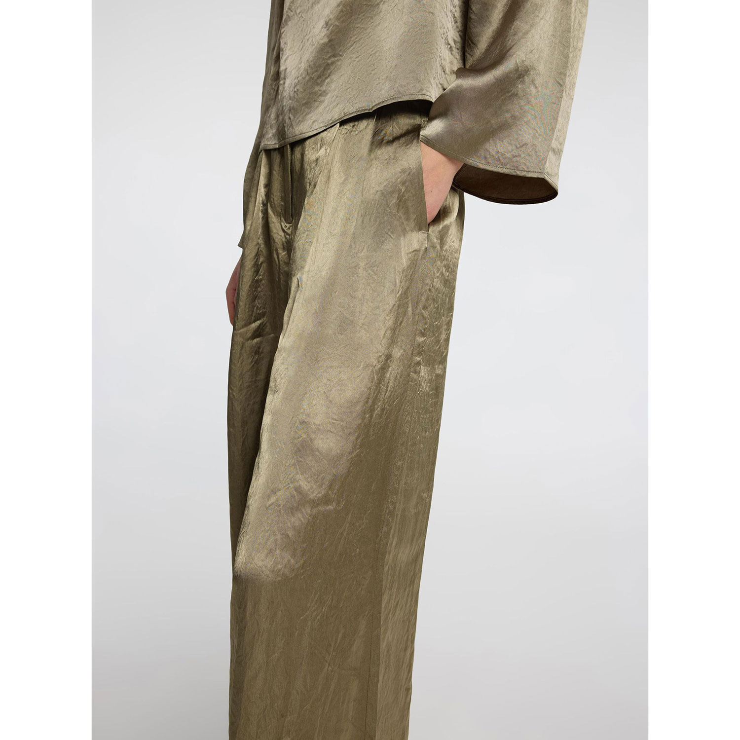 Selected Femme Selene Satinhose mit Bundfalten in Grau Grün von Selected Femme. Detail