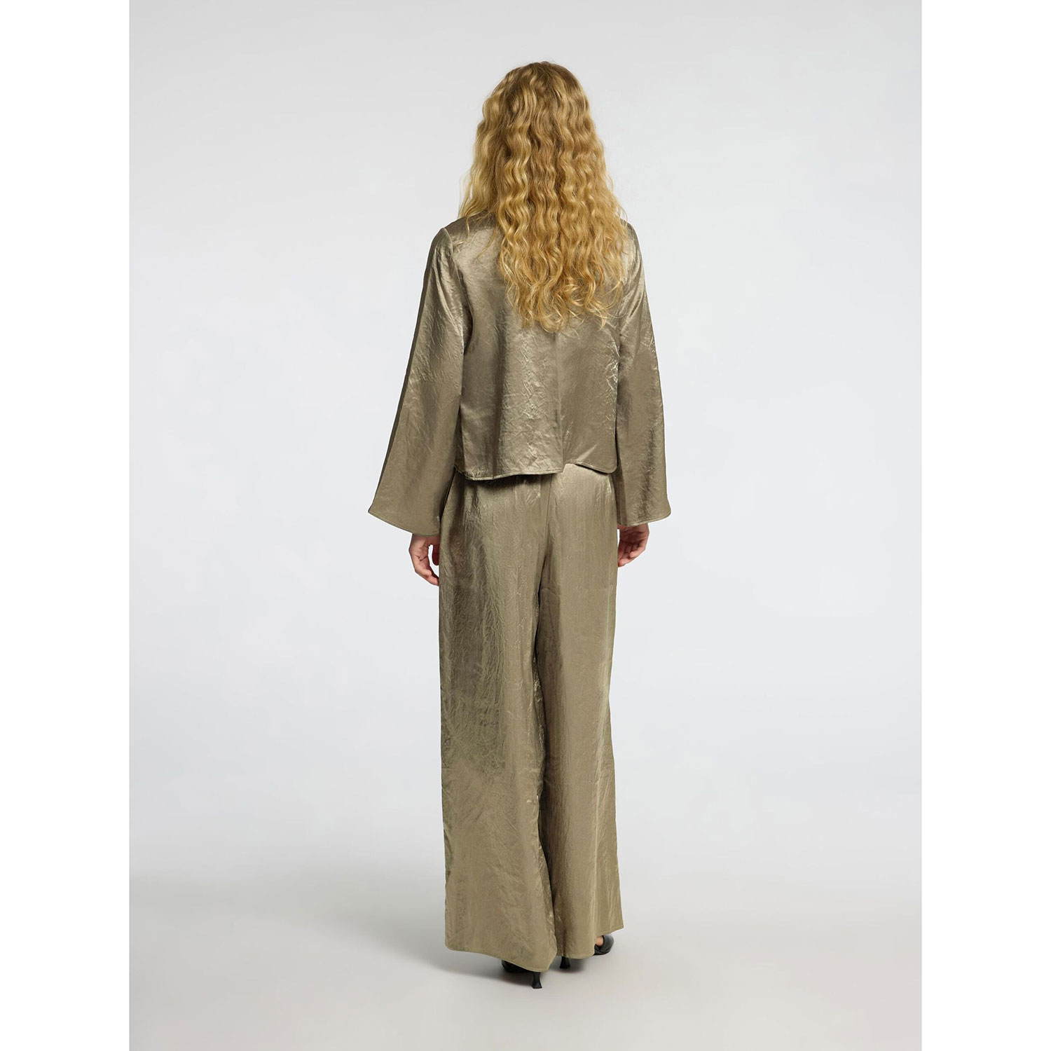 Selected Femme Selene Satinhose mit Bundfalten in Grau Grün von Selected Femme. Model hinten