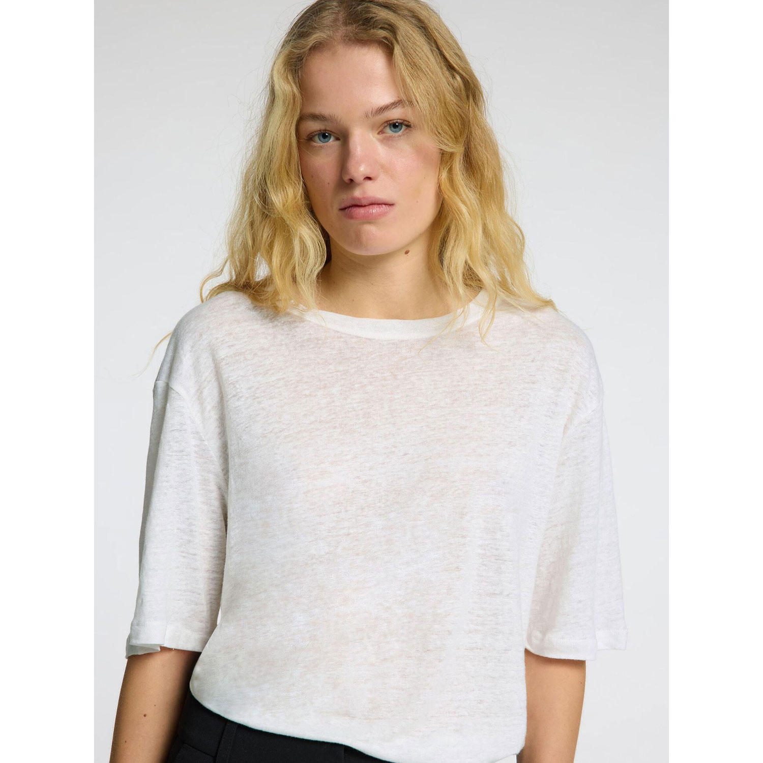 Selected Femme Vilja Leinen T-Shirt mit Rundhals-Ausschnitt in Weiss von Selected Femme. Detail