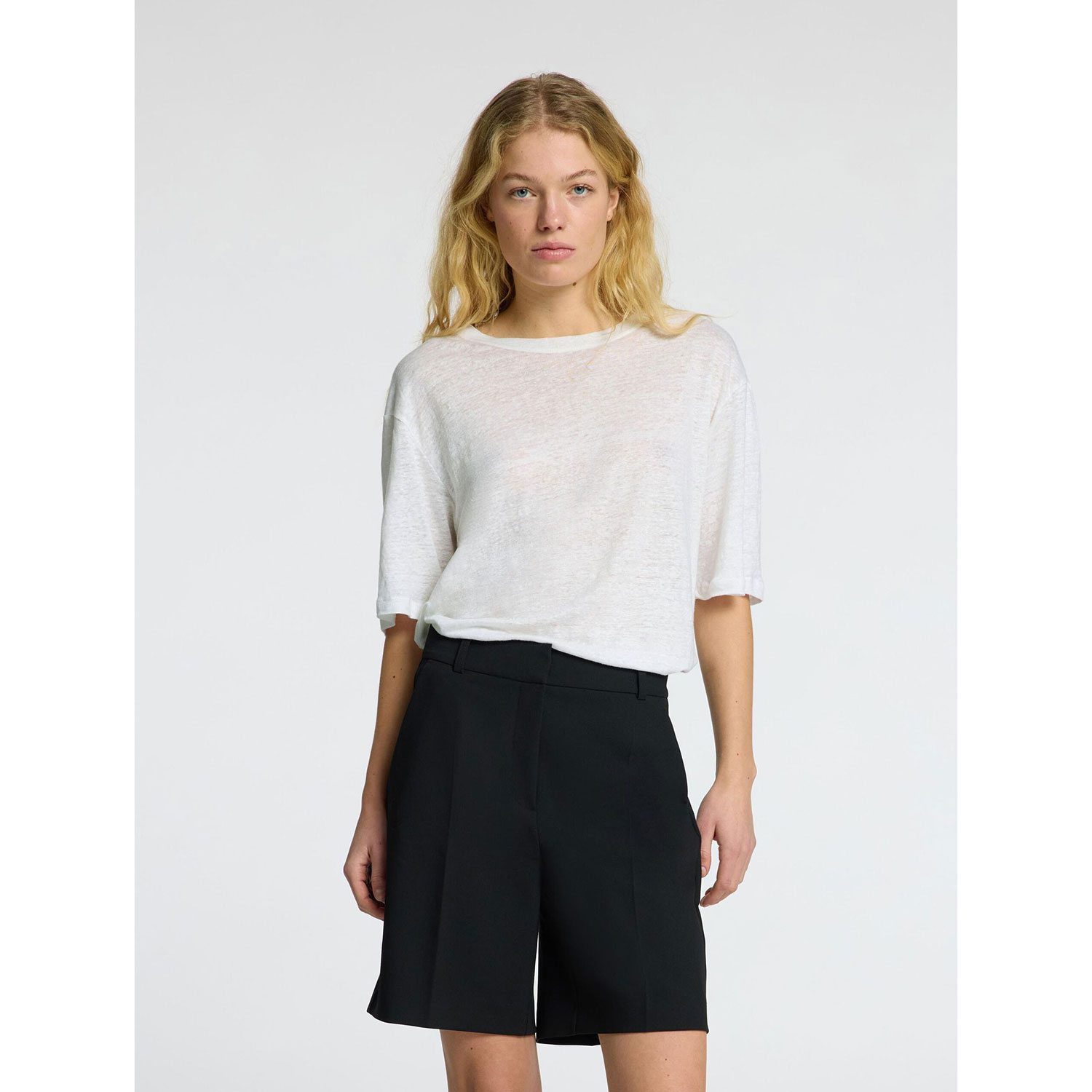 Selected Femme Vilja Leinen T-Shirt mit Rundhals-Ausschnitt in Weiss von Selected Femme. Model vorne