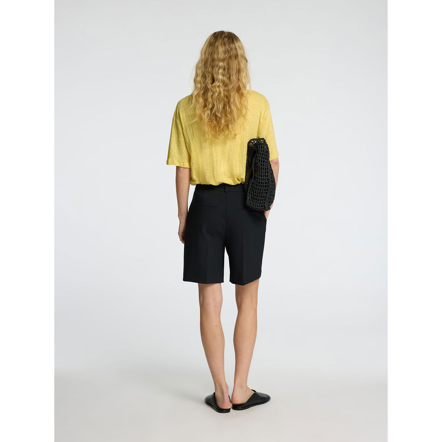 Selected Femme Vilja Leinen T-Shirt mit Rundhals-Ausschnitt in Gelb von Selected Femme. Model hinten