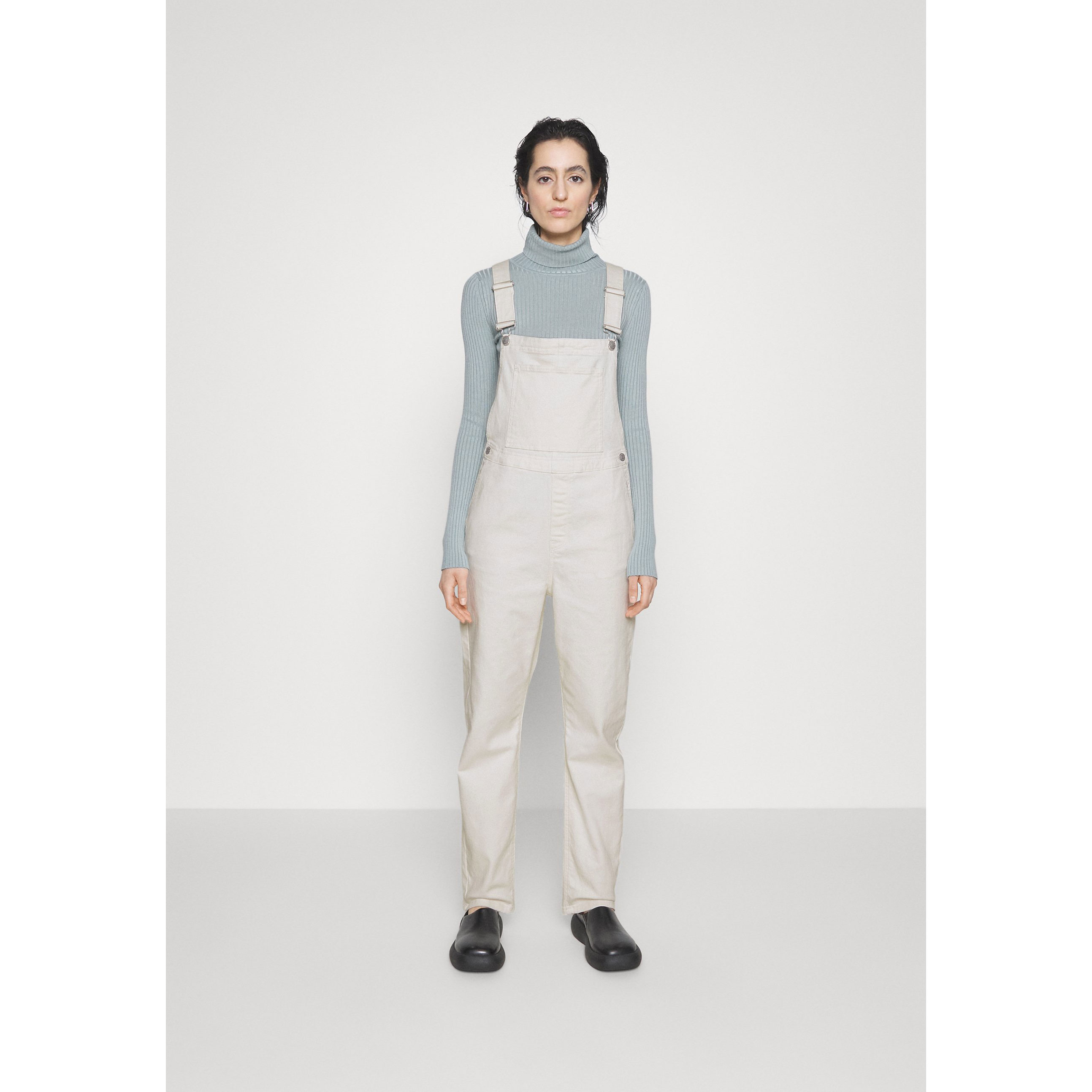 Selected Femme Vinnie Selected Femme Latzhose Ecru Model vorne