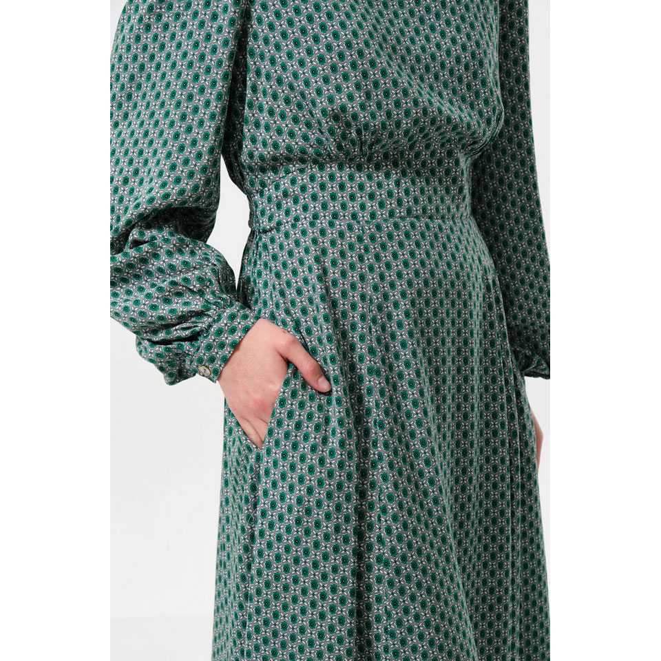 Louche Sorrel Flower Kleid in Türkis gemustert von Louche Model Detail