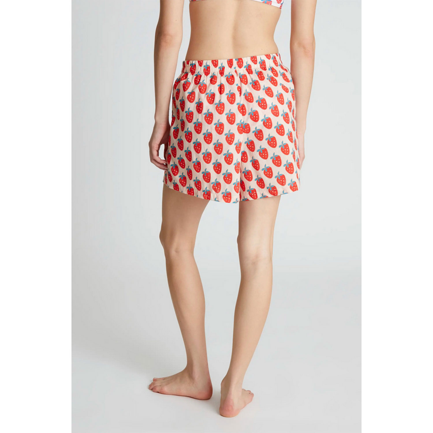 Compañia Fantastica Kurzehose mit elastischem Bund und Seitentaschen mit sommerlichem Erdbeer-Print von Compañia Fantastica. Model hinten