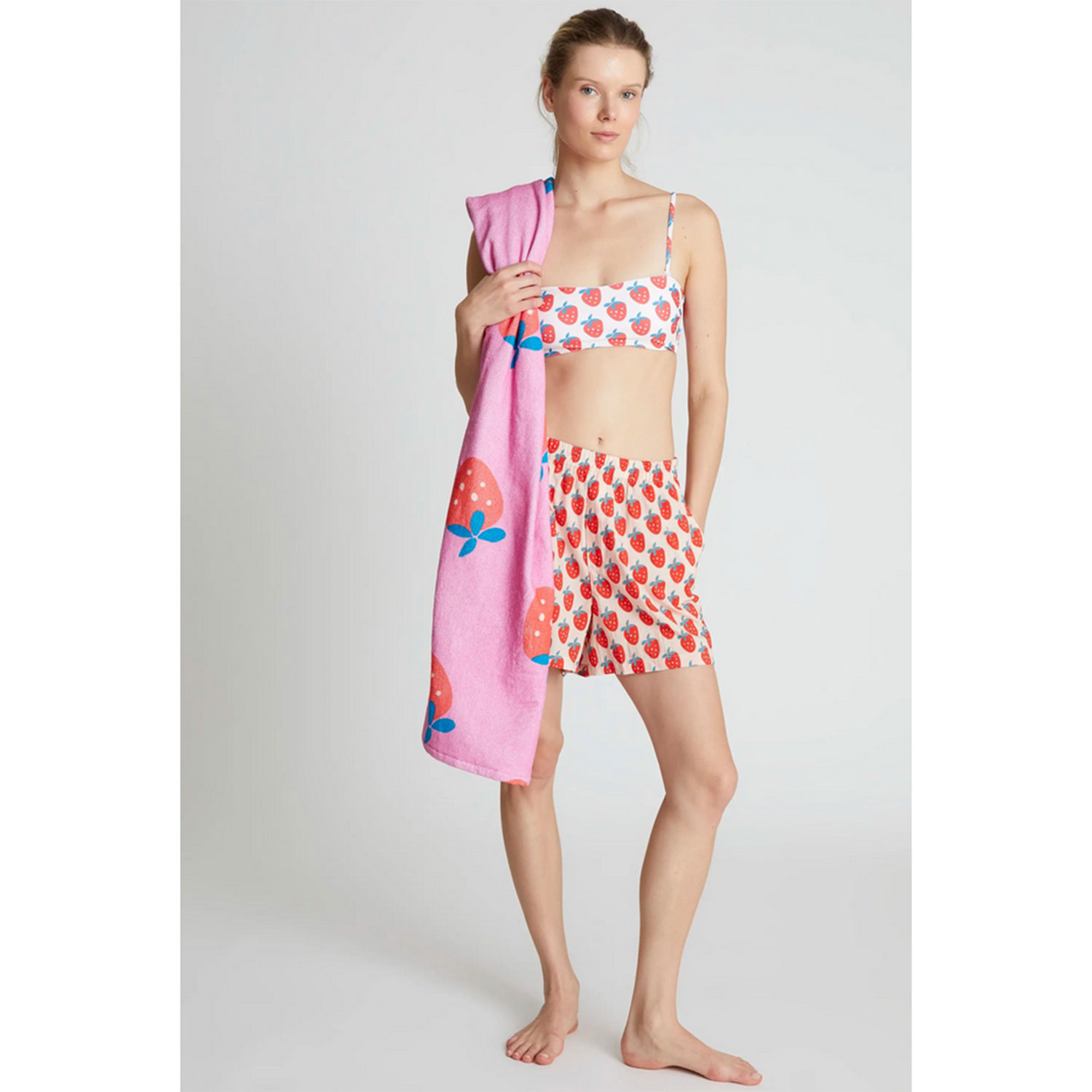 Compañia Fantastica Kurzehose mit elastischem Bund und Seitentaschen mit sommerlichem Erdbeer-Print von Compañia Fantastica. Model vorne