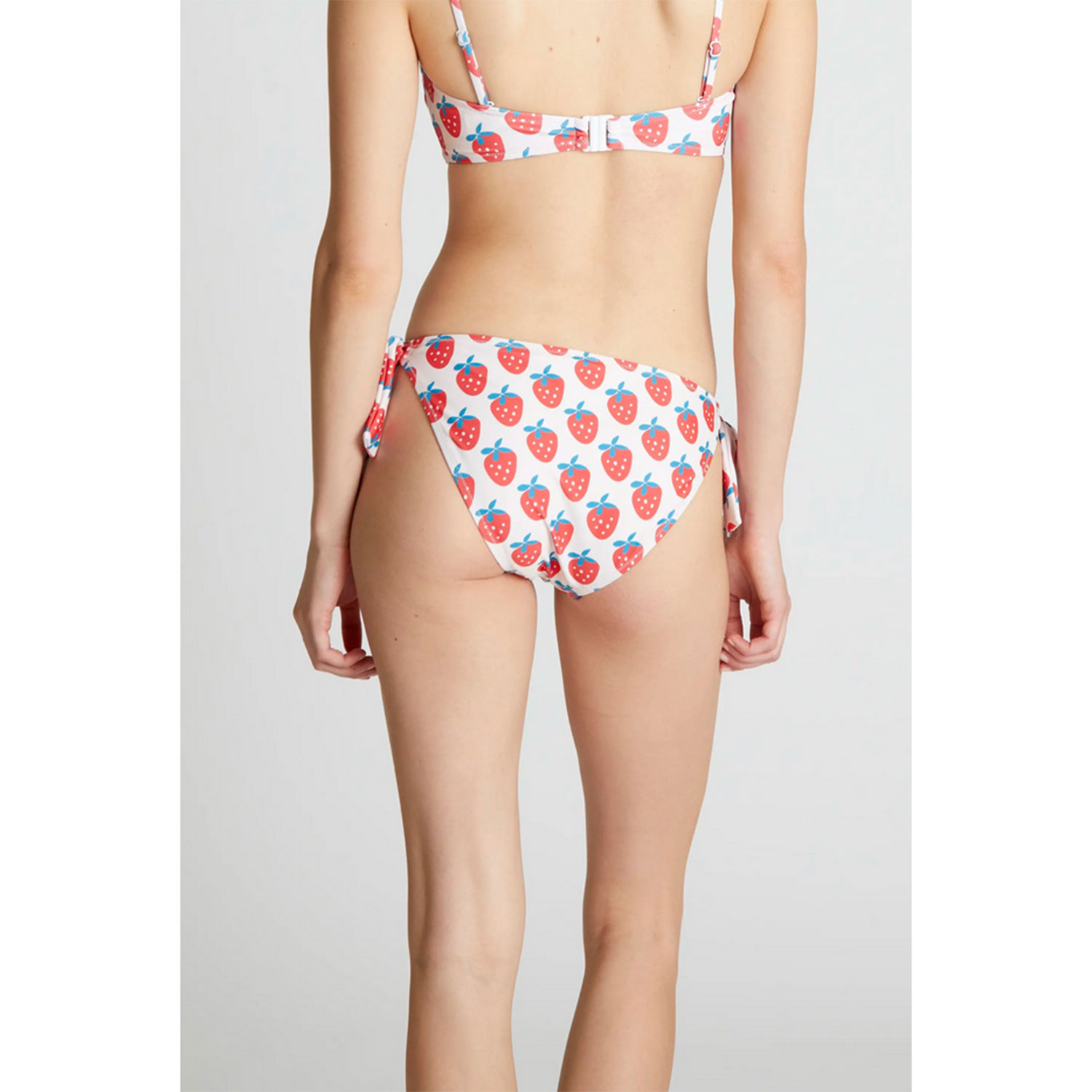 Compañia Fantastica Bikinihose zum seitlich zubinden mit sommerlichem Erdbeer-Print von Compañia Fantastica. Model hinten
