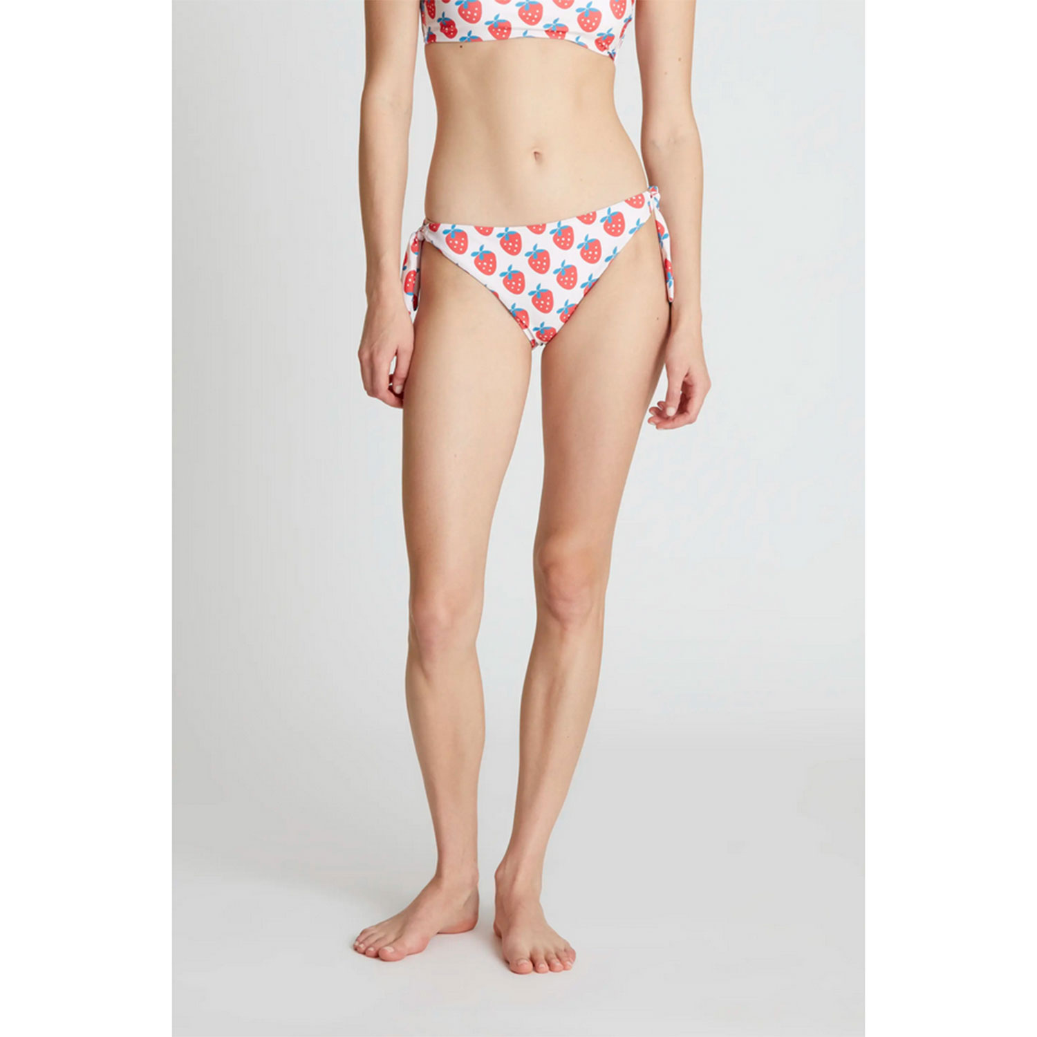 Compañia Fantastica Bikinihose zum seitlich zubinden mit sommerlichem Erdbeer-Print von Compañia Fantastica. Model vorne