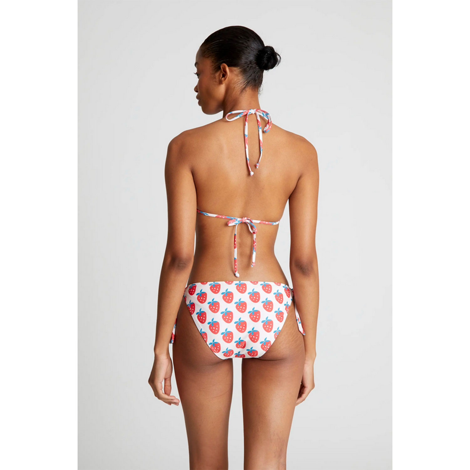 Compañia Fantastica Triangel-Bikinioberteil mit verstellbaren, dünnen Trägern mit sommerlichem Erdbeer-Print von Compañia Fantastica. Model hinten