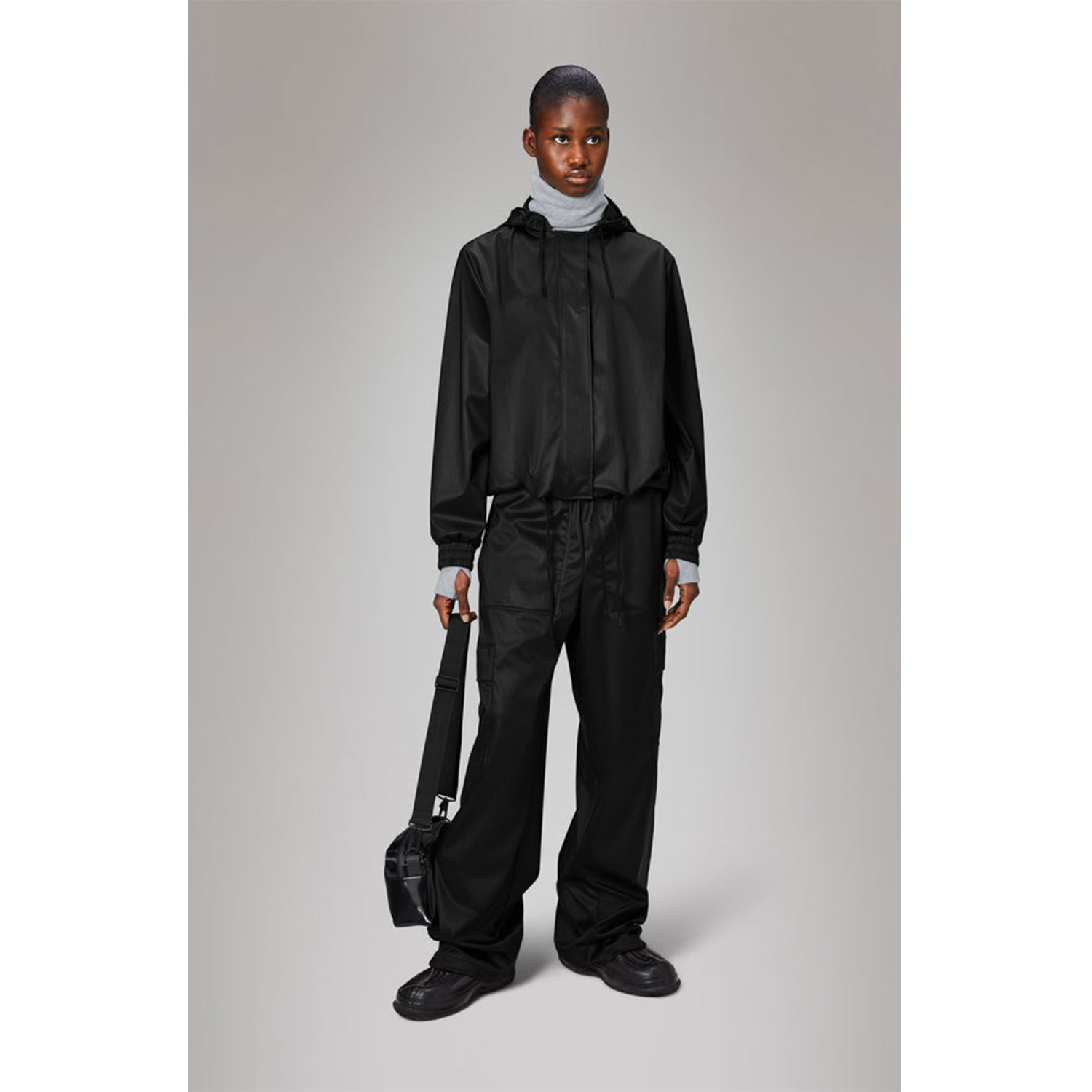 Rains String W Regenjacke in Schwarz von Rains Model vorne