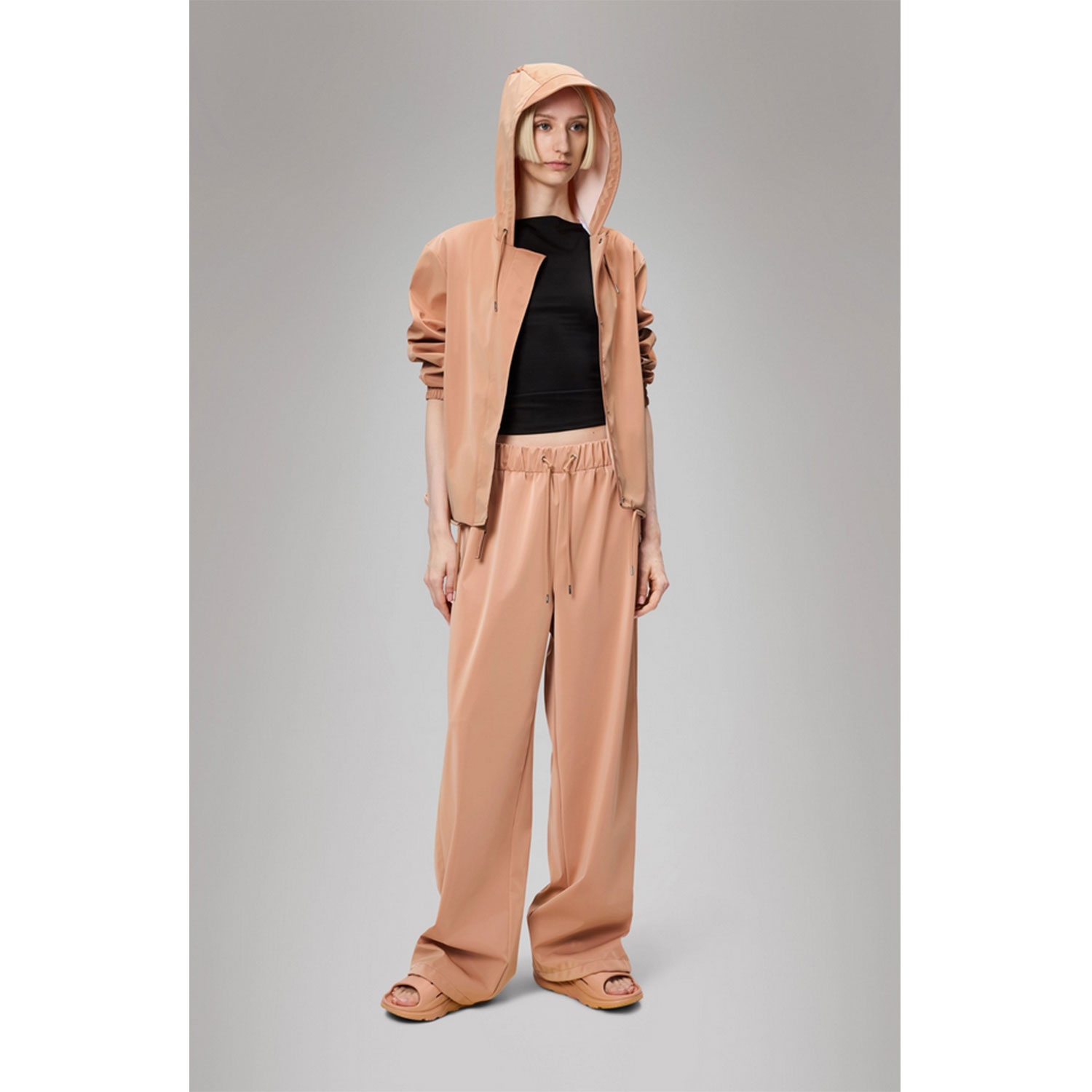 Rains String Regenjacke in Apricot von Rains Model vorne