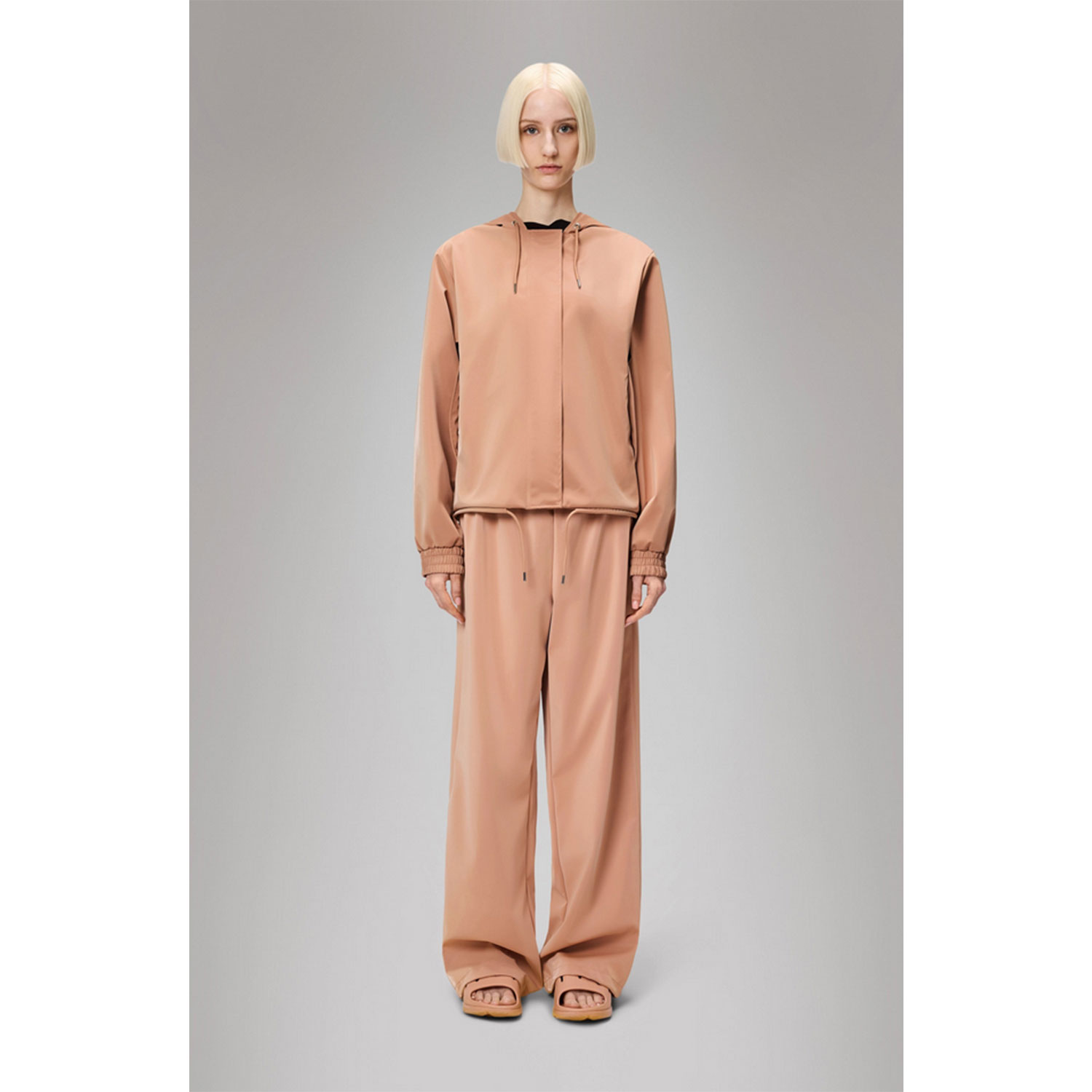 Rains String Regenjacke in Apricot von Rains Model vorne